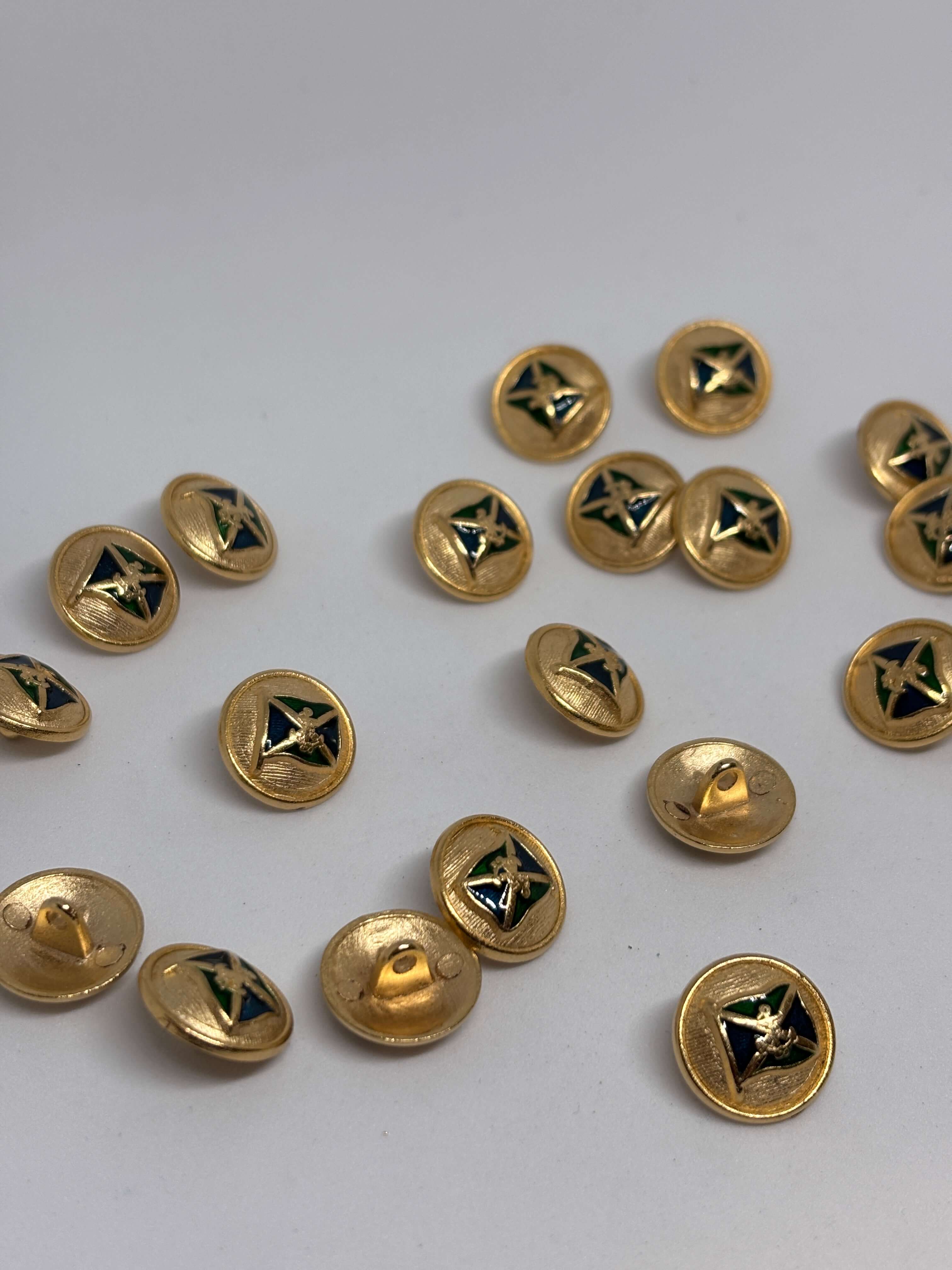 Botón M3606 de vástago oro 15mm con diseño de ancla náutica y banderas cruzadas en esmalte vibrante. button