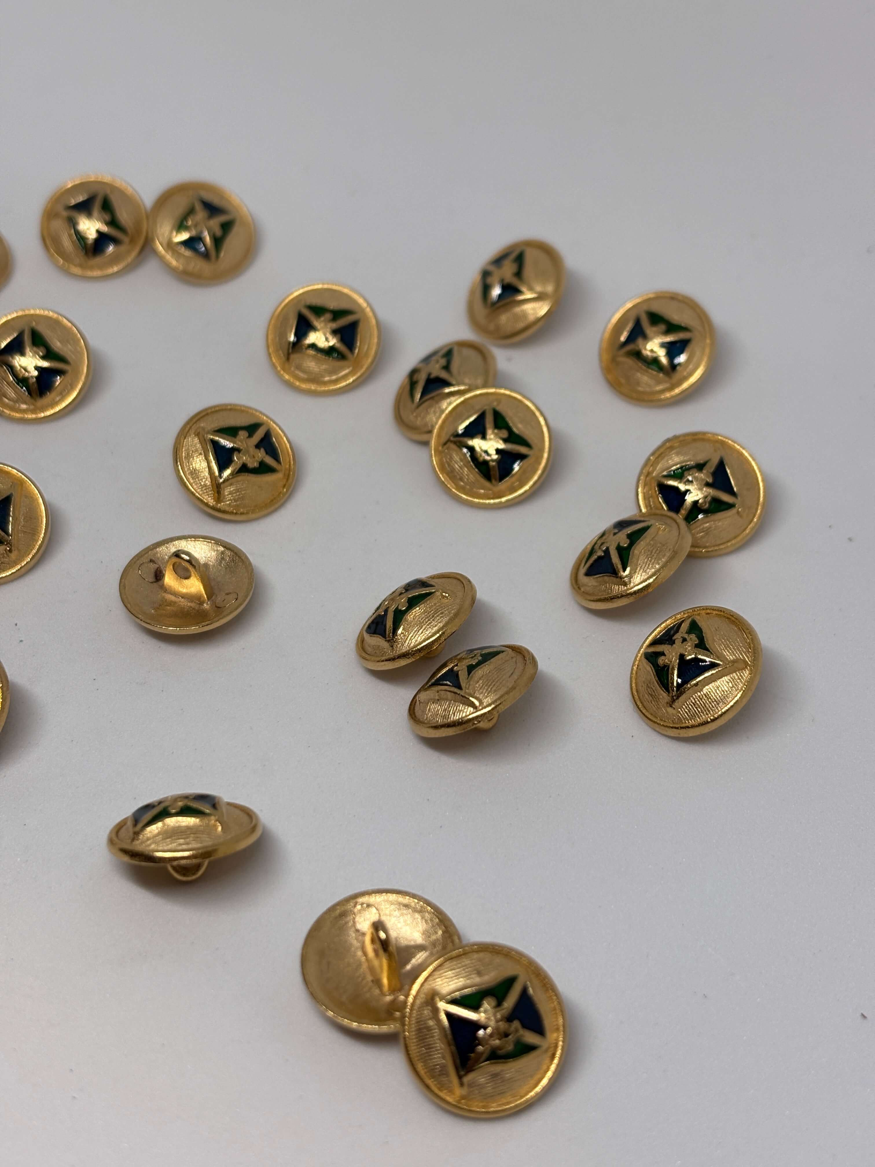 Botón M3606 de vástago oro 15mm con diseño de ancla náutica y banderas cruzadas en esmalte vibrante. button