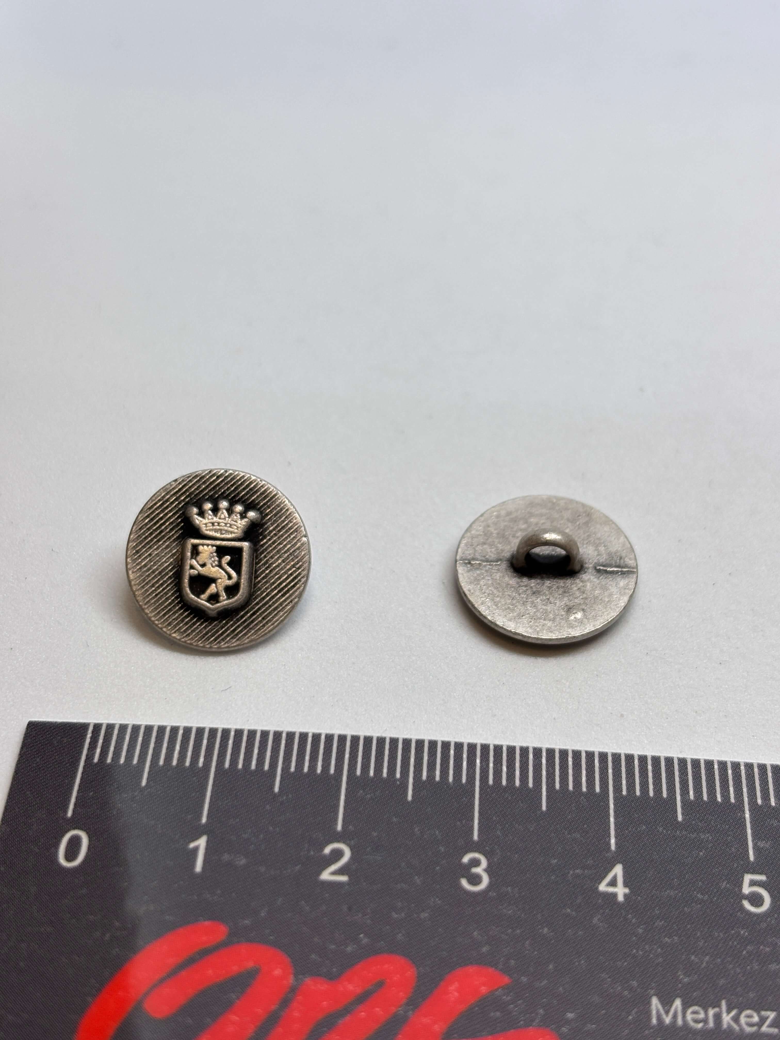 Botón M3714 de vástago en plata antiguo de 15mm con diseño de león heráldico y corona, lujo vintage clásico. button