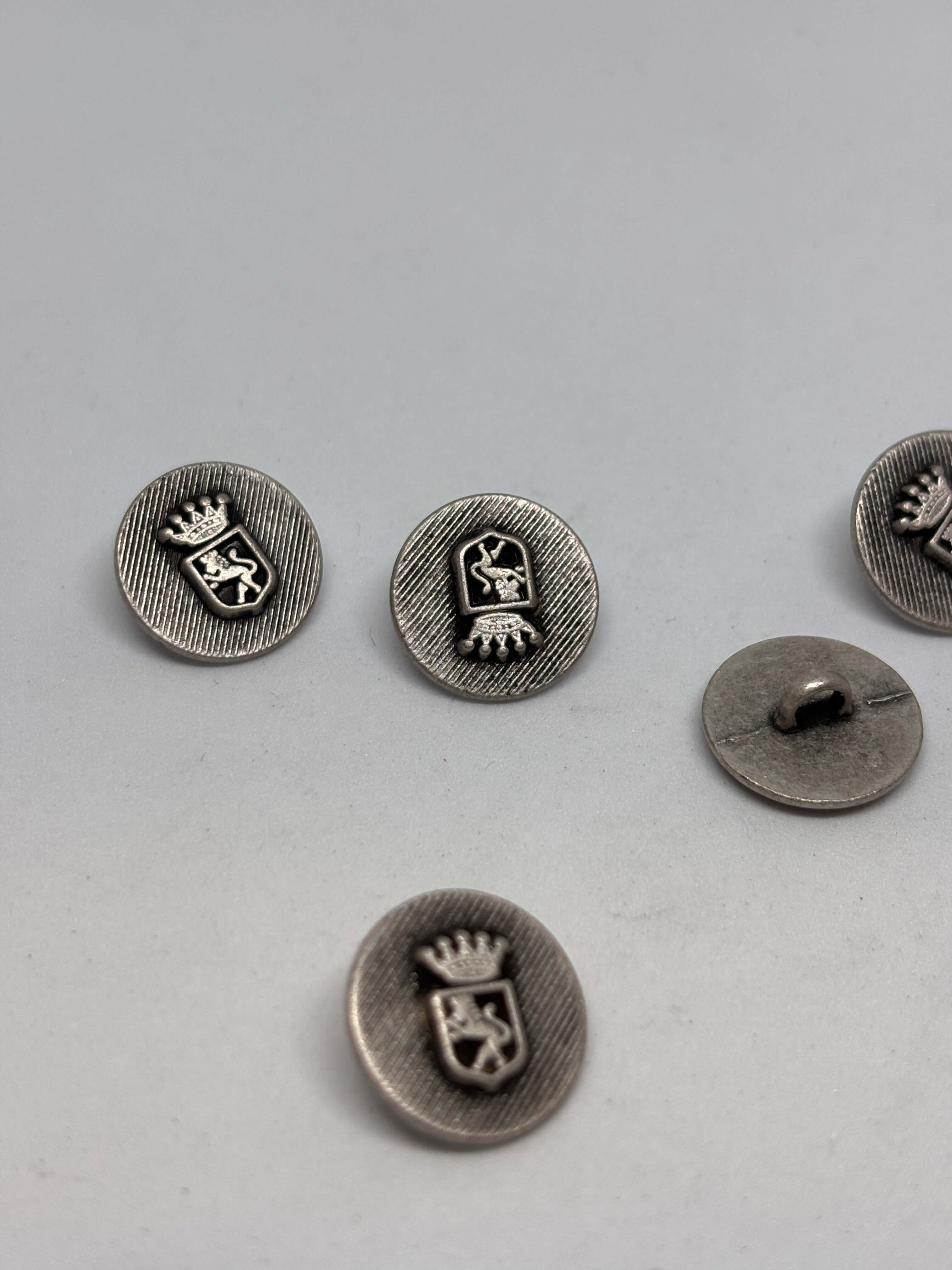 Botón M3714 de vástago en plata antiguo de 15mm con diseño de león heráldico y corona, lujo vintage clásico. button