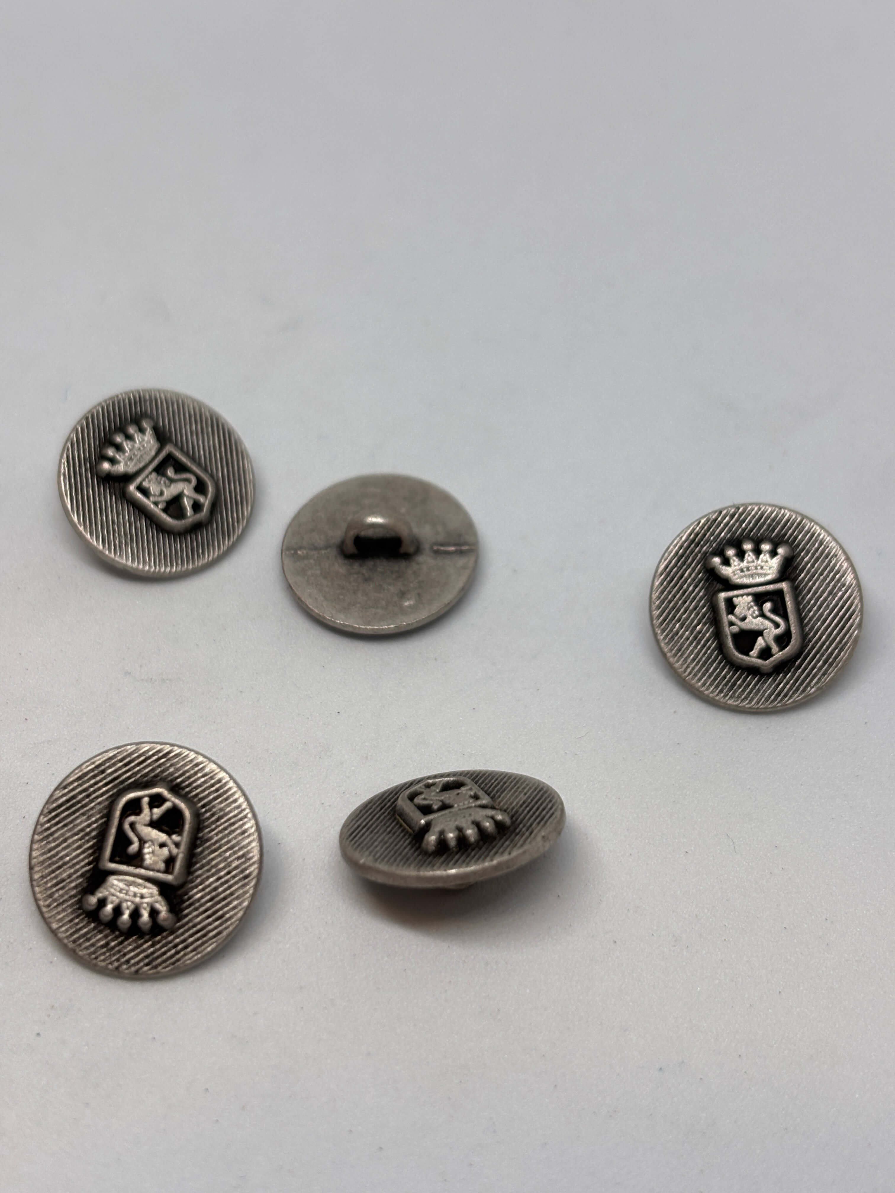 Botón M3714 de vástago en plata antiguo de 15mm con diseño de león heráldico y corona, lujo vintage clásico. button