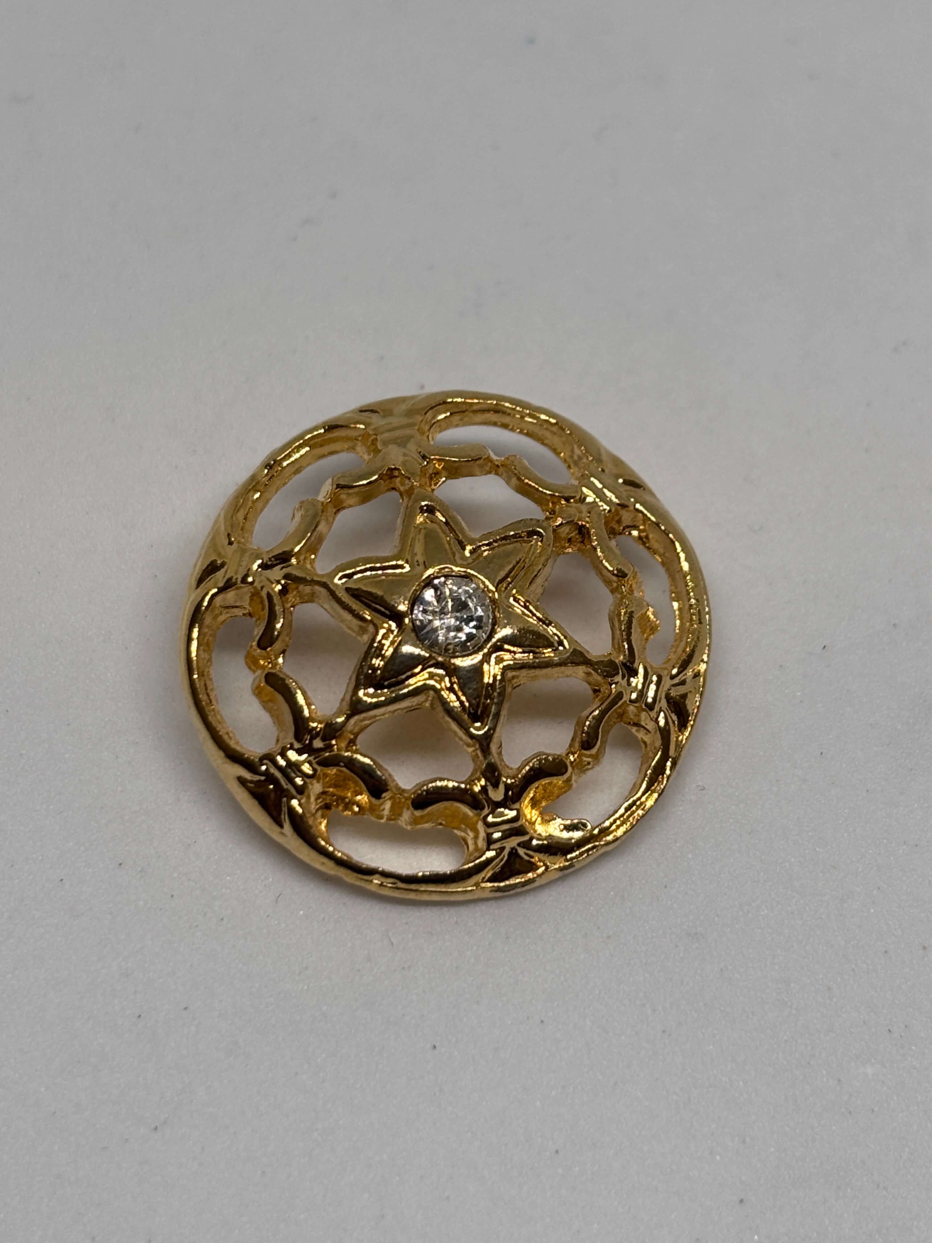 Botón M3782 de vástago en oro con diseño de rejilla y estrella central, destacado con strass brillante. button
