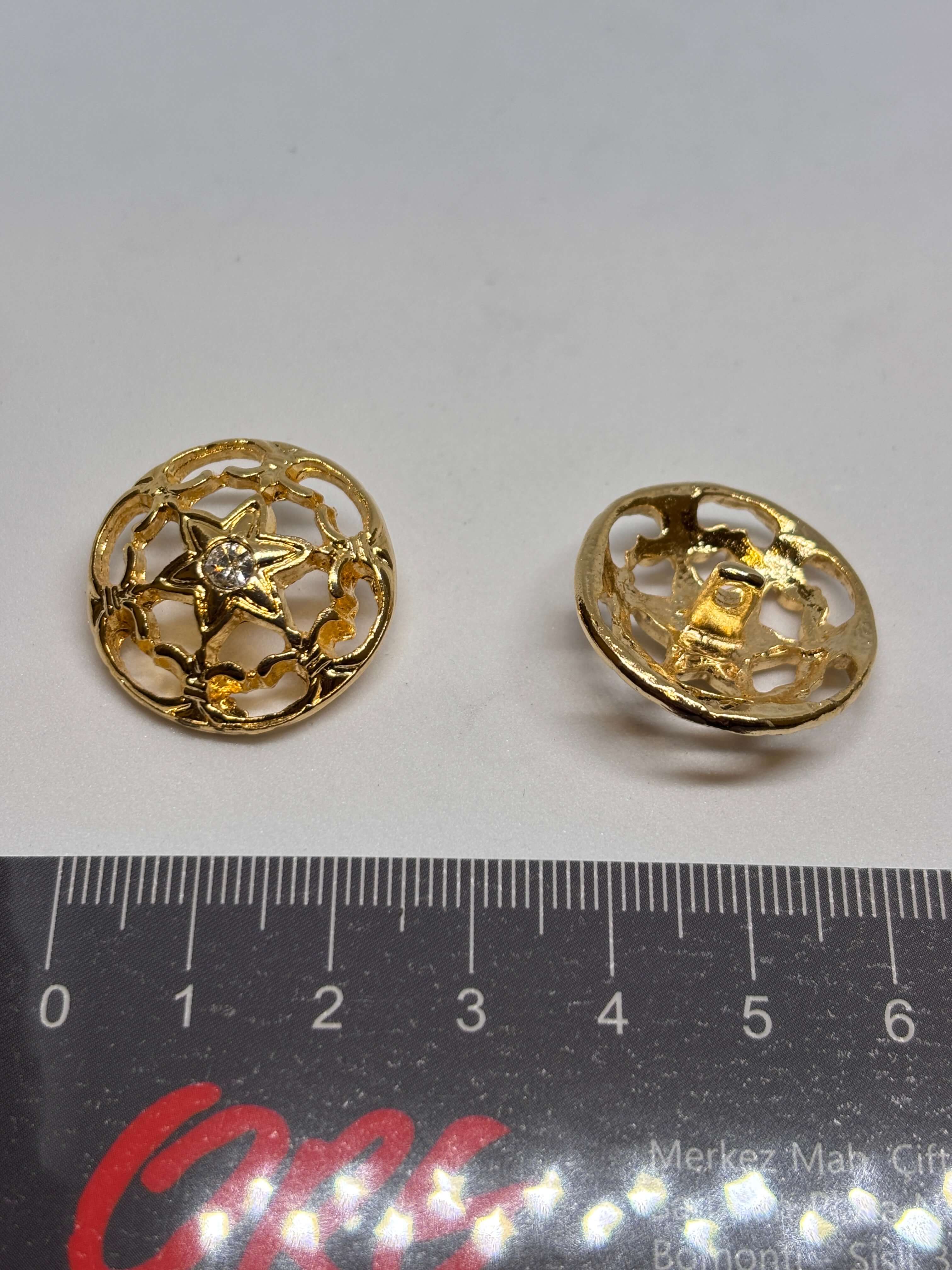 Botón M3782 de vástago en oro con diseño de rejilla y estrella central, destacado con strass brillante. button