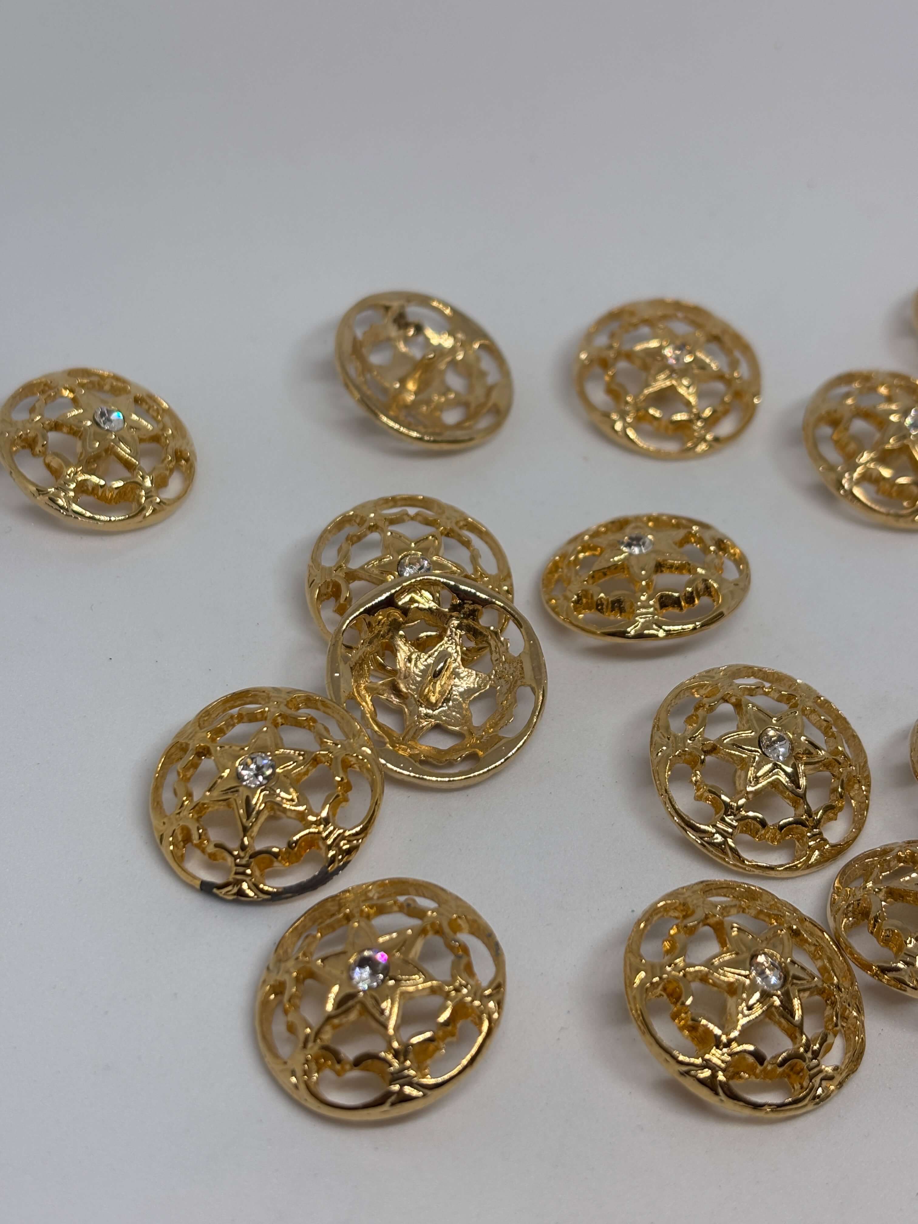 Botón M3782 de vástago en oro con diseño de rejilla y estrella central, destacado con strass brillante. button