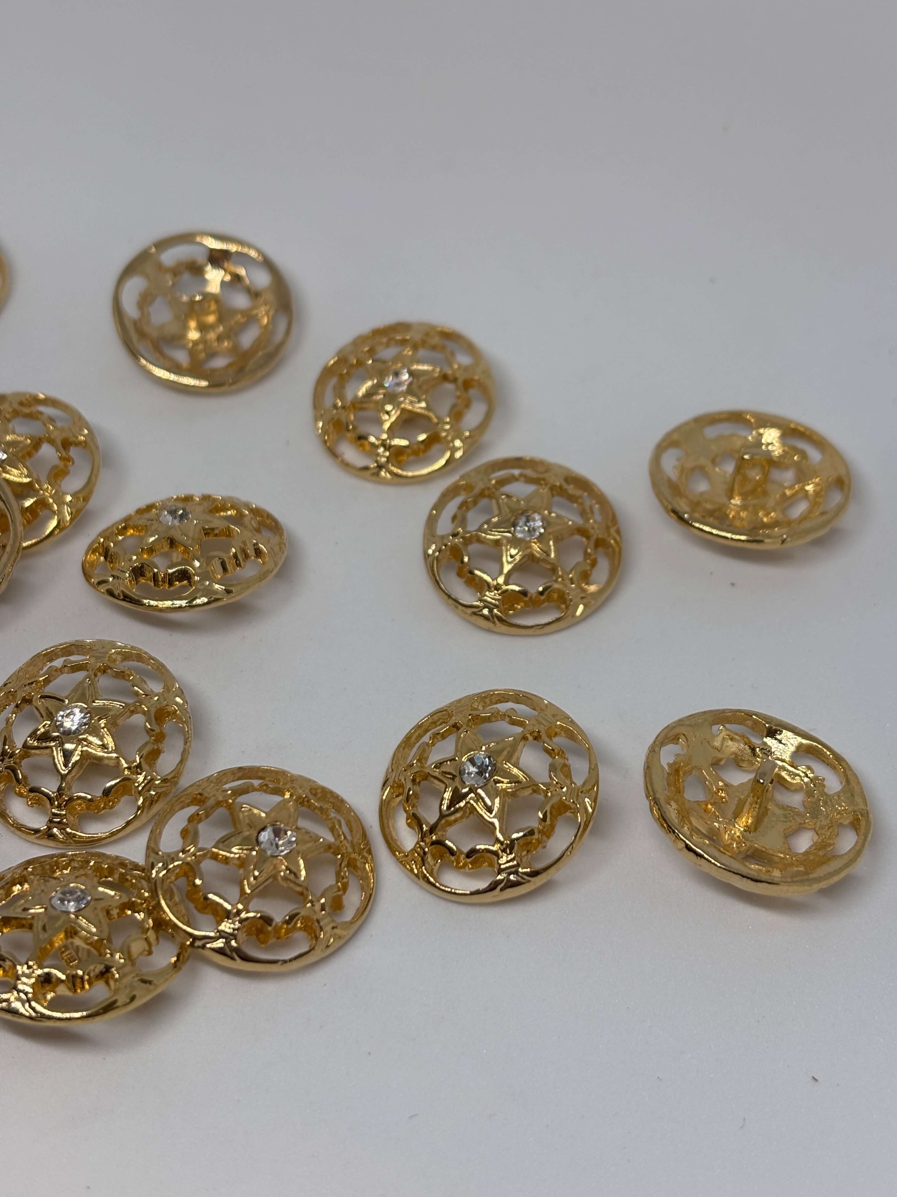 Botón M3782 de vástago en oro con diseño de rejilla y estrella central, destacado con strass brillante. button