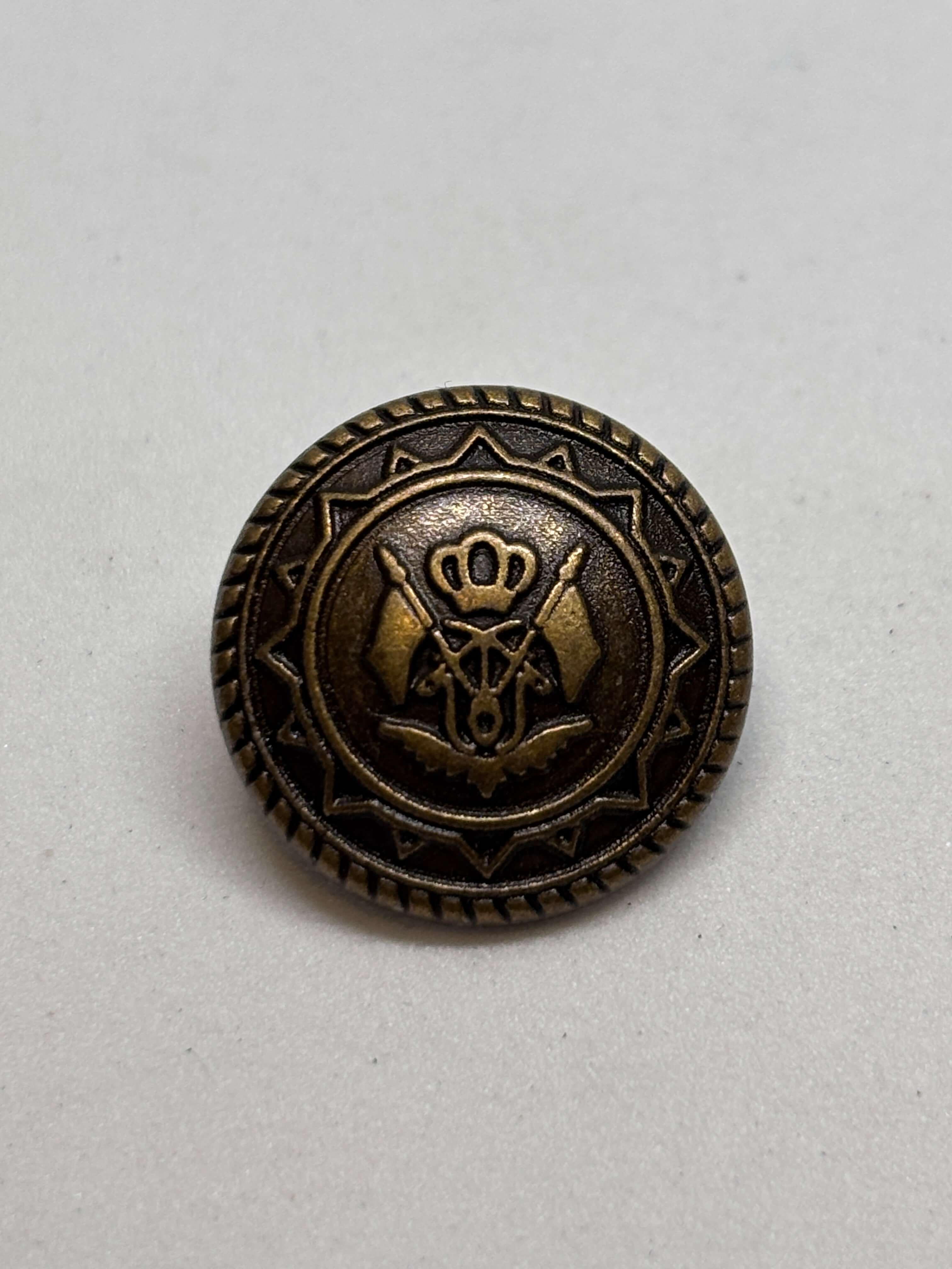 Botón M4656 de vástago en latón antiguo con emblema de ancla y corona, tamaño 20mm, para prendas con detalles elevados. button