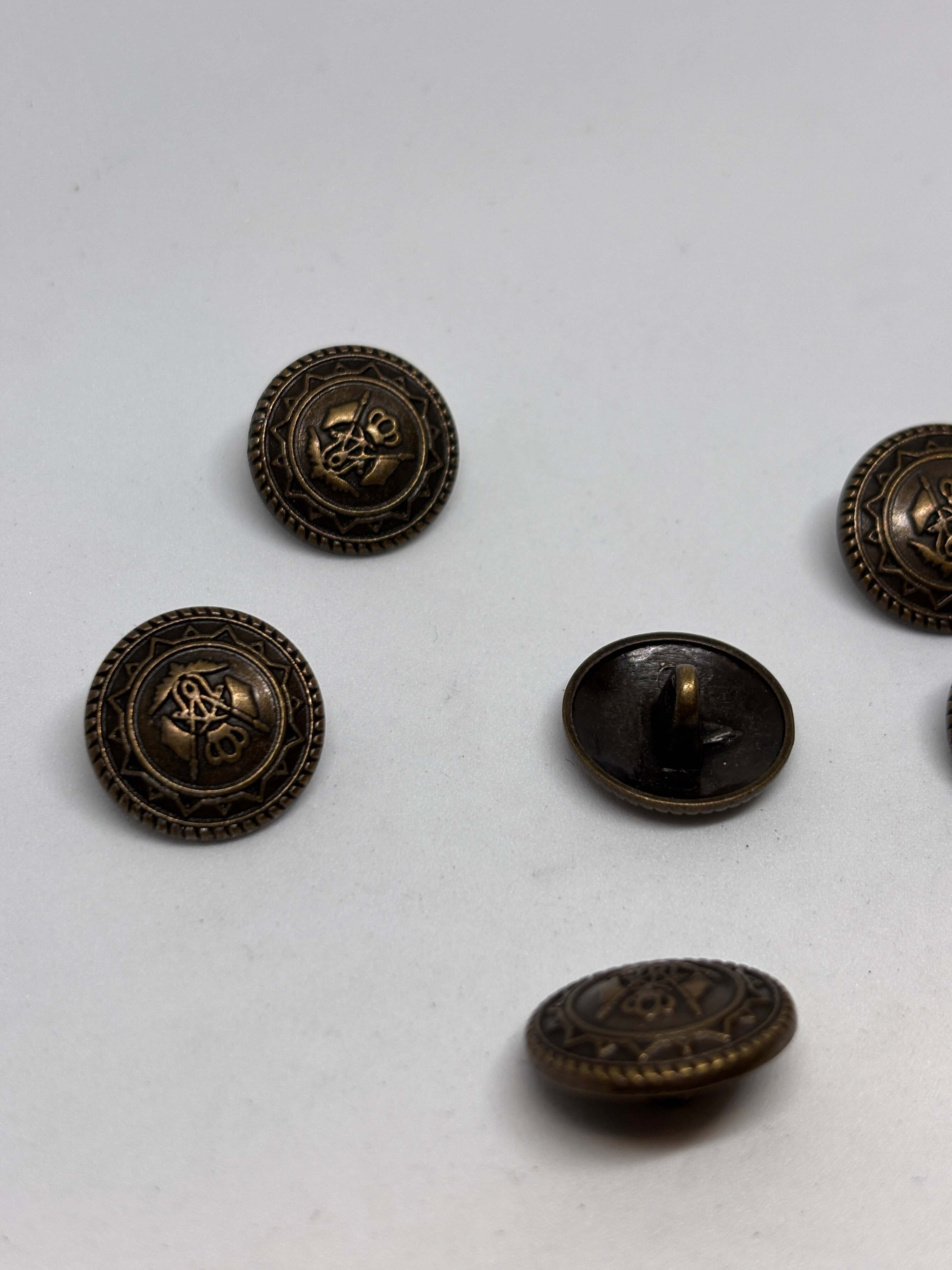 Botón M4656 de vástago en latón antiguo con emblema de ancla y corona, tamaño 20mm, para prendas con detalles elevados. button