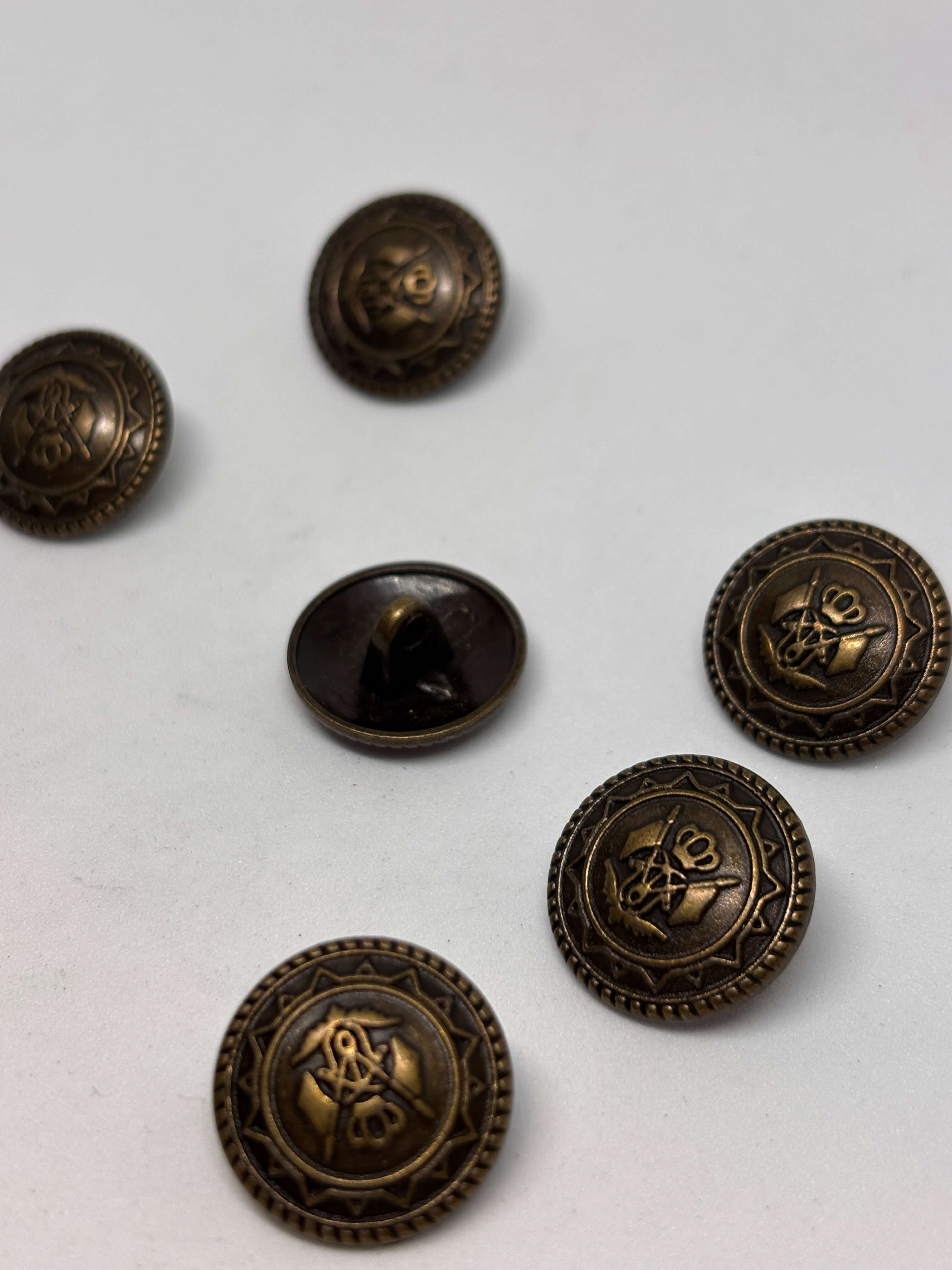 Botón M4656 de vástago en latón antiguo con emblema de ancla y corona, tamaño 20mm, para prendas con detalles elevados. button