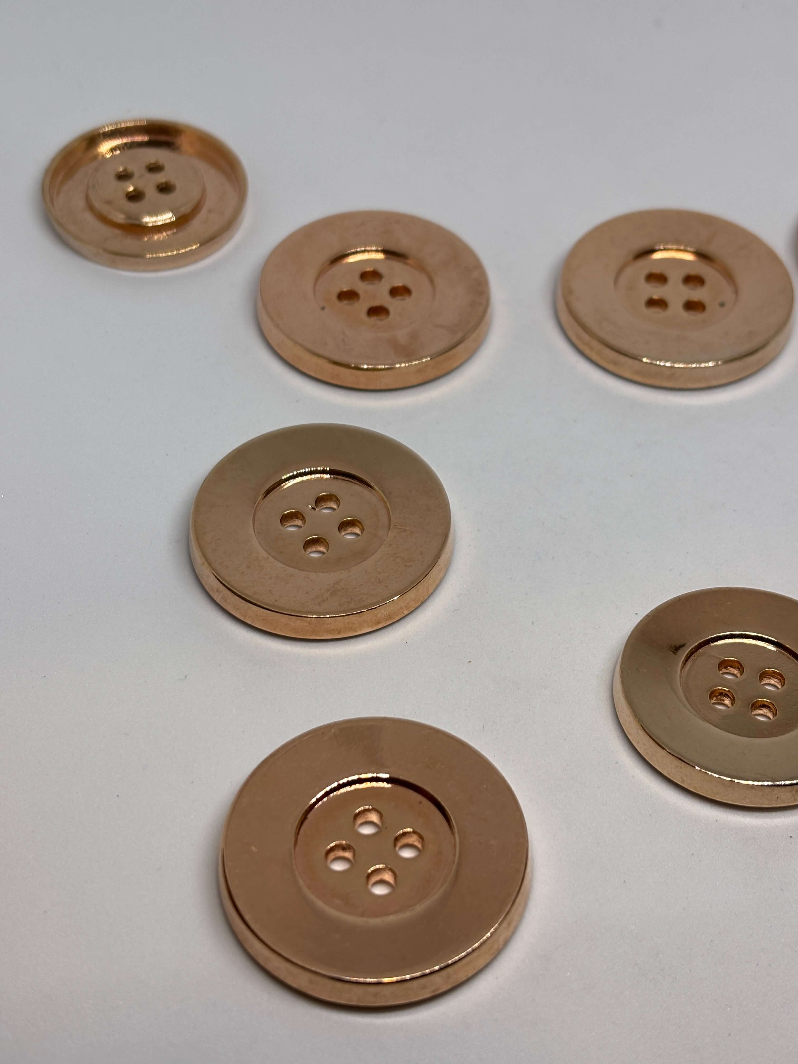 Botón M53416 oro de 4 agujeros, diseño redondo clásico, acabado pulido brillante, tamaño 34-38mm. button