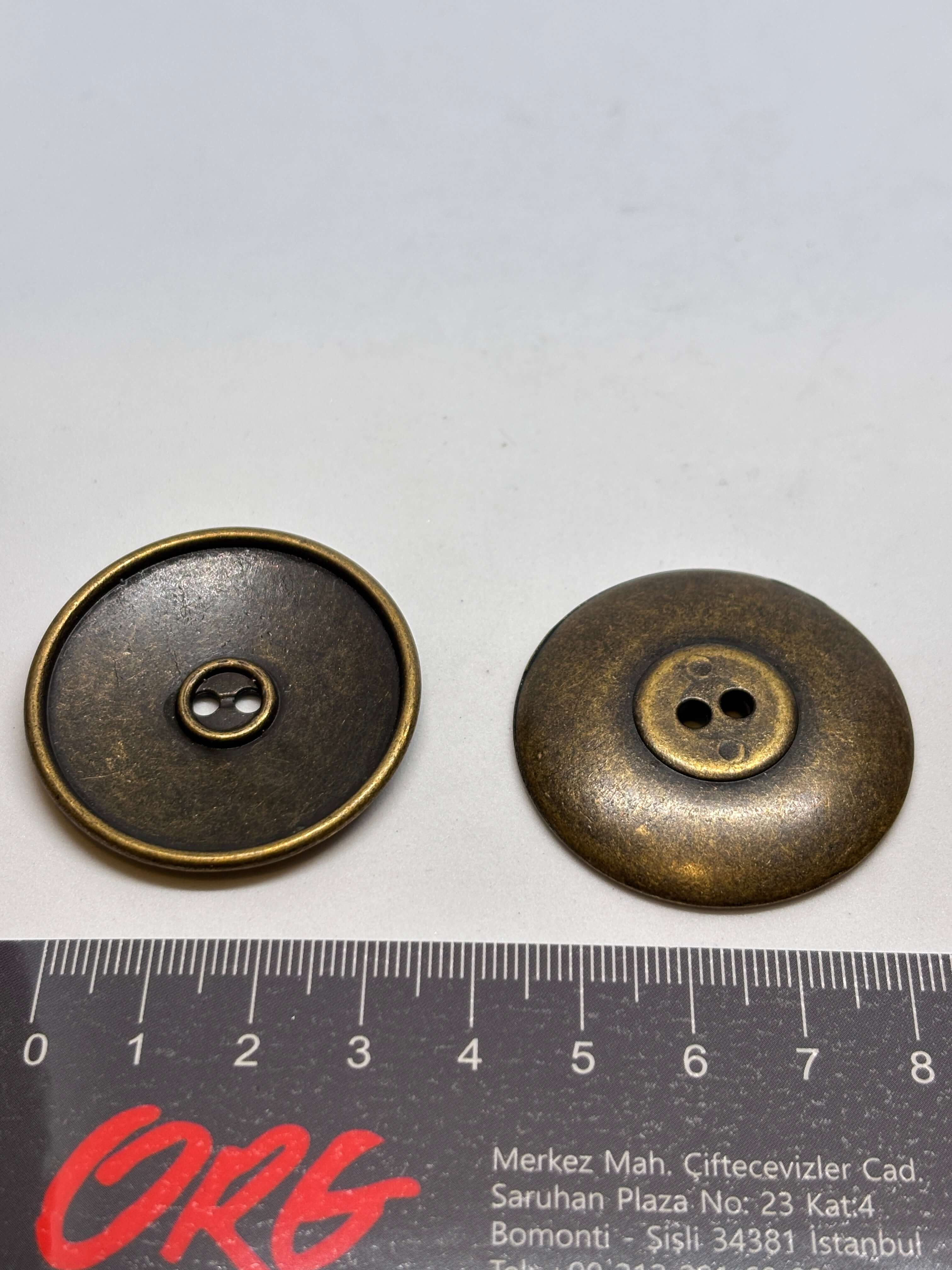 Botón M53582 de latón antiguo, 2 agujeros, redondo plano de 38 mm con acabado bronce envejecido. button