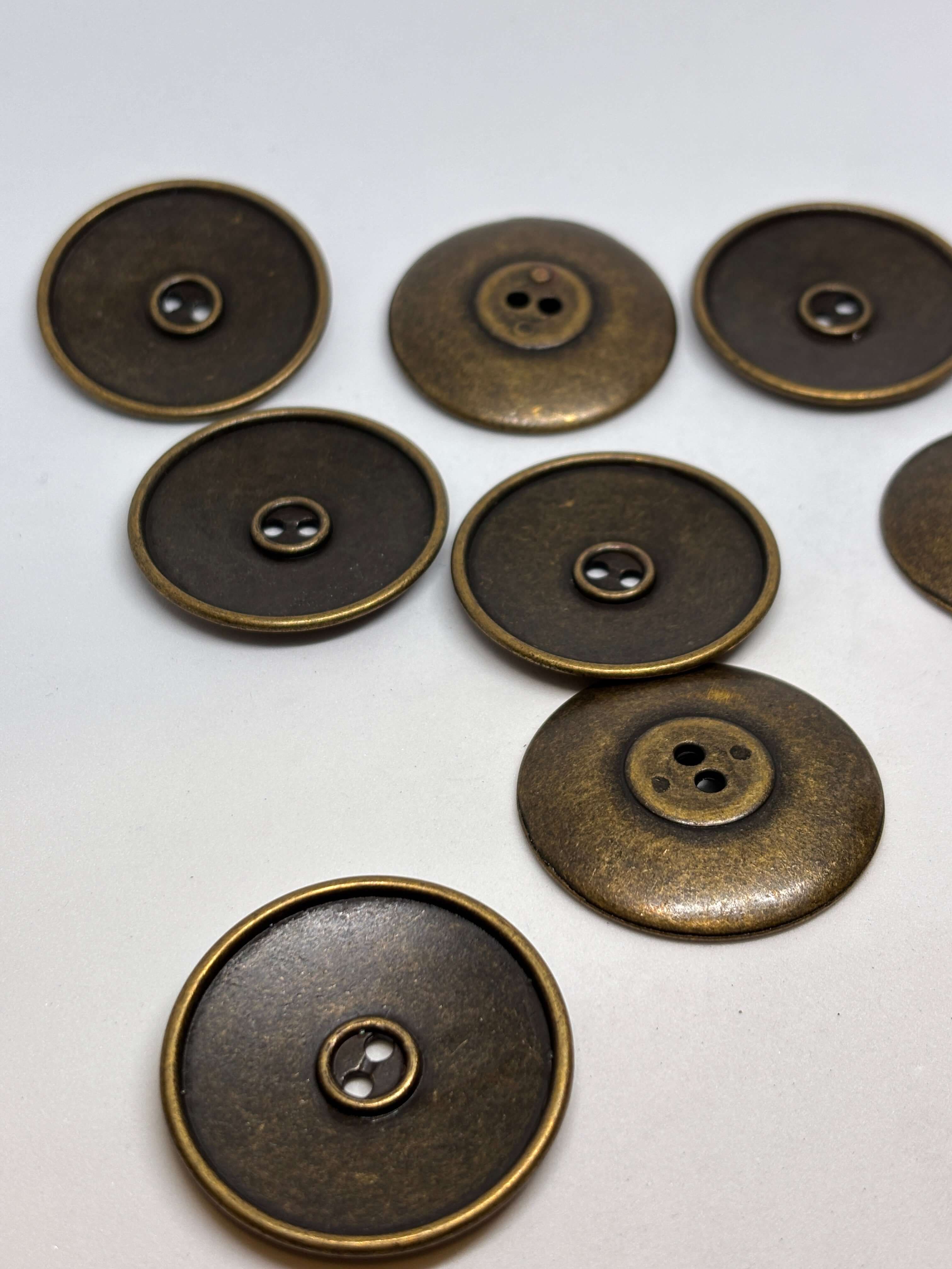 Botón M53582 de latón antiguo, 2 agujeros, redondo plano de 38 mm con acabado bronce envejecido. button