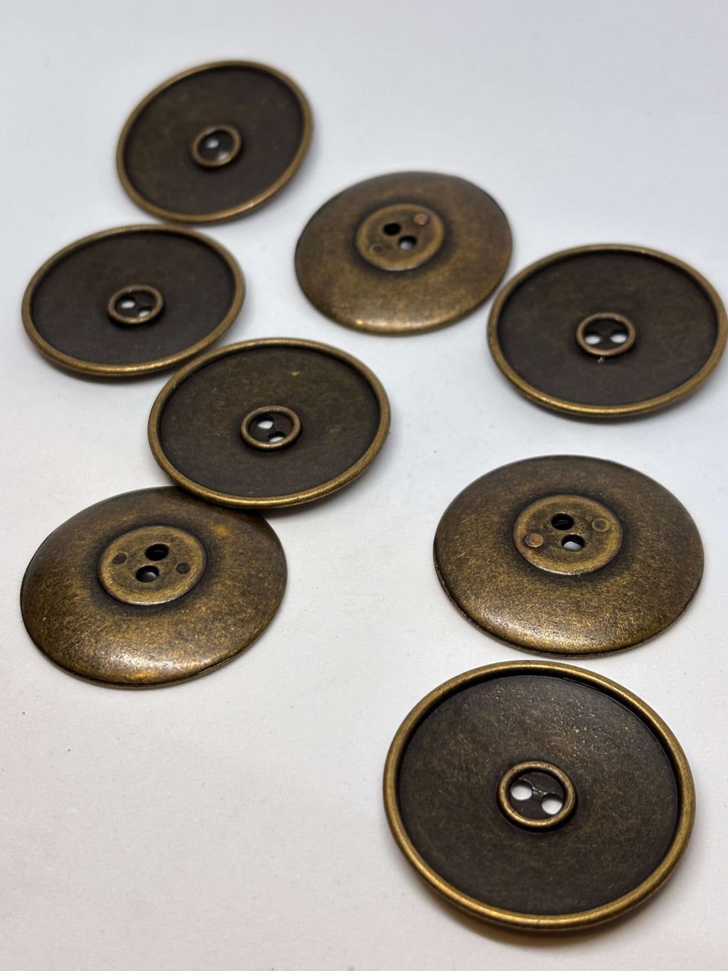 Botón M53582 de latón antiguo, 2 agujeros, redondo plano de 38 mm con acabado bronce envejecido. button