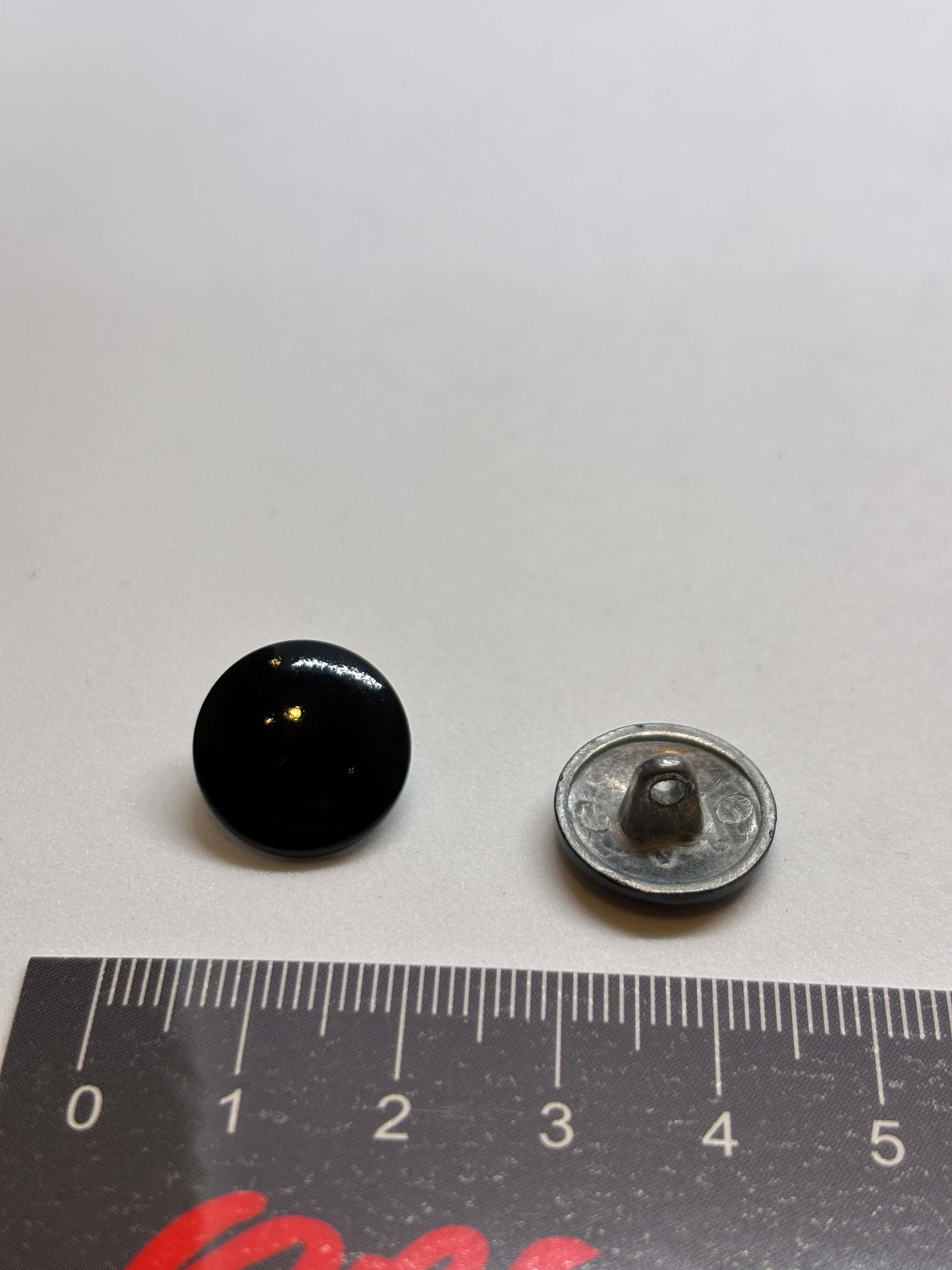 Botón de Vástago Negro 15mm Domo Brillante, diseño clásico y pulido, perfecto para prendas finas y elegantes. button