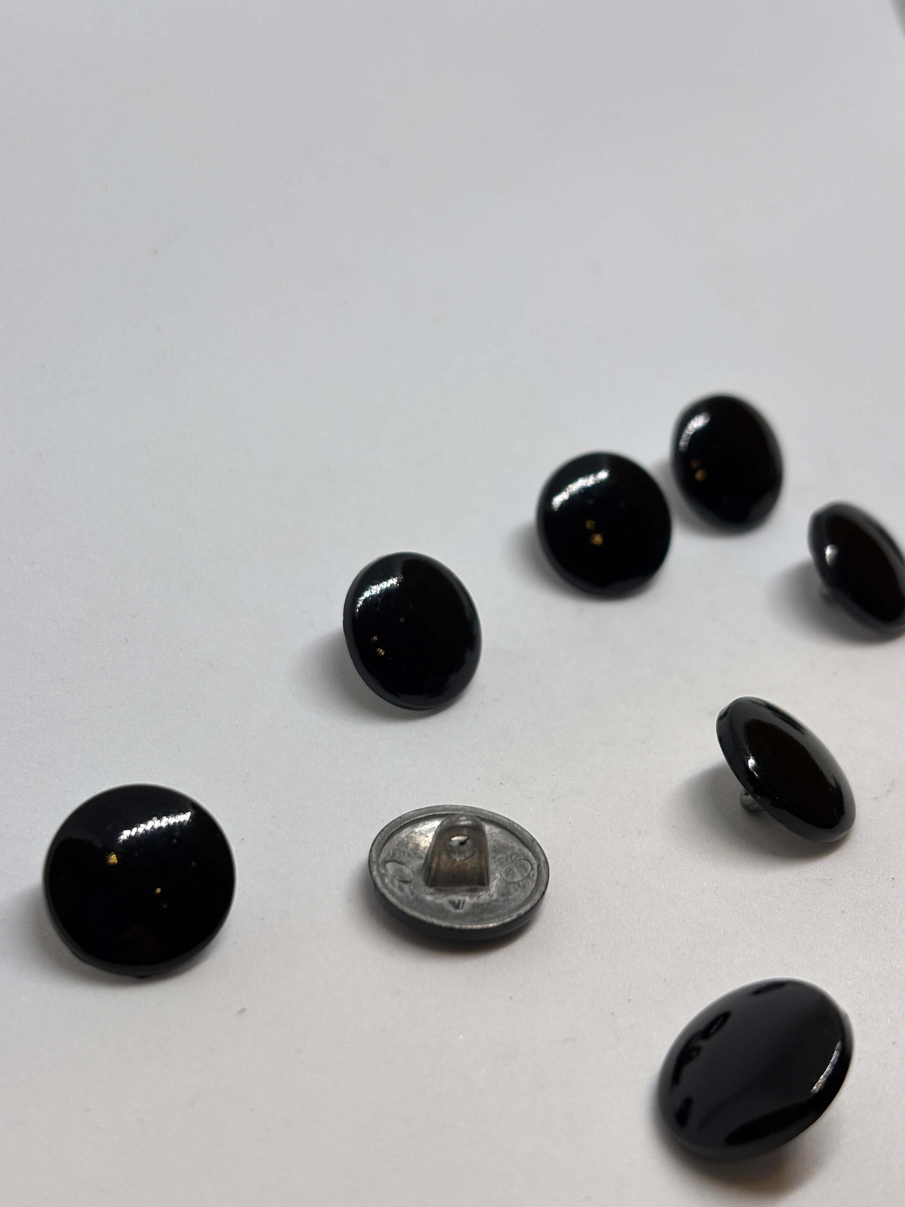 Botón de Vástago Negro 15mm Domo Brillante, diseño clásico y pulido, perfecto para prendas finas y elegantes. button