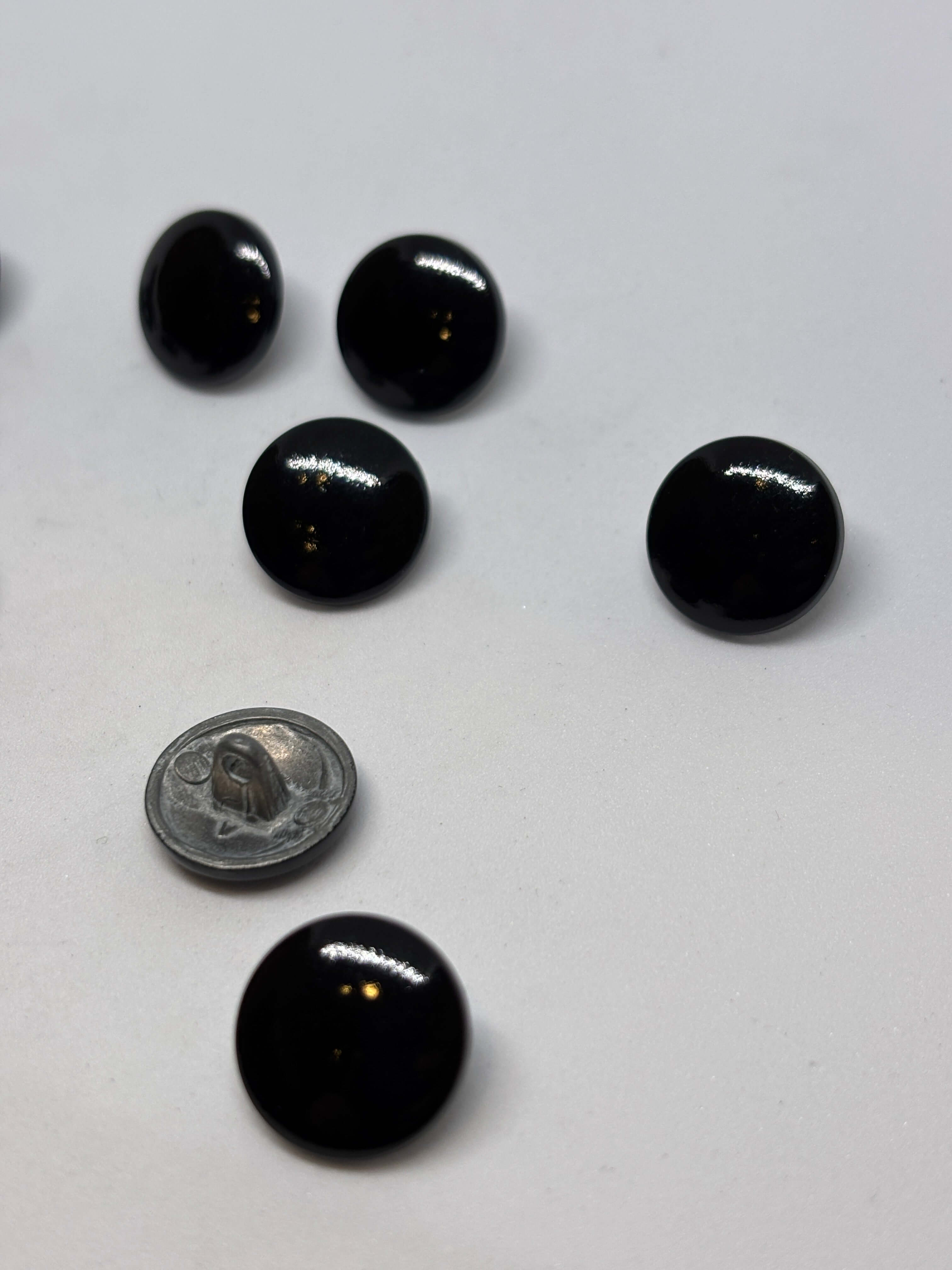 Botón de Vástago Negro 15mm Domo Brillante, diseño clásico y pulido, perfecto para prendas finas y elegantes. button