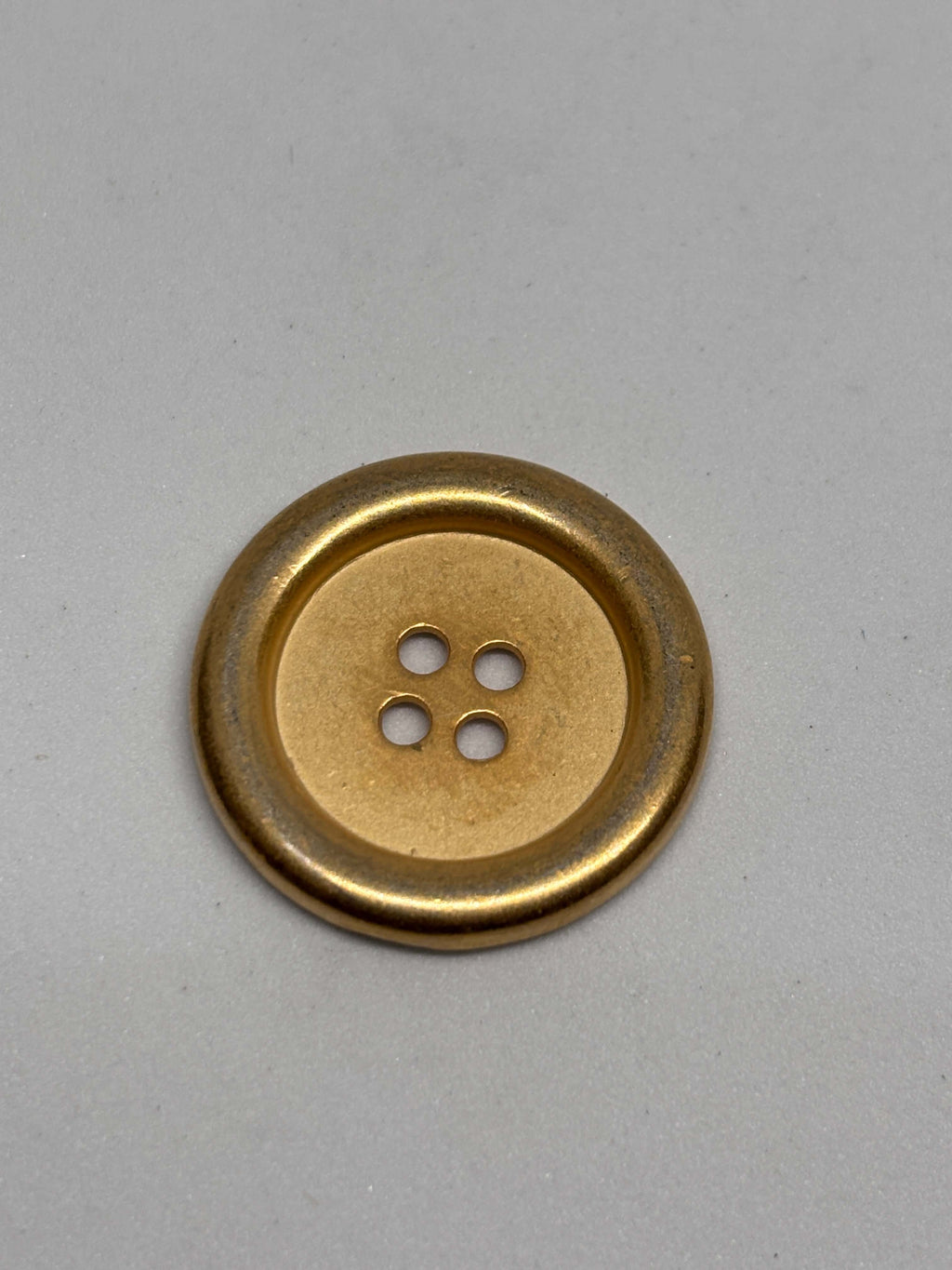 Botón M53996 oro de 4 agujeros con acabado brillante, ideal para camisas y blazers. button