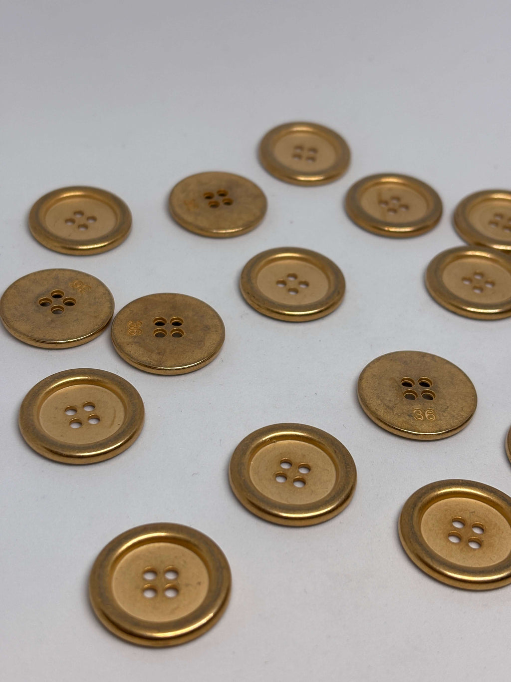 Botón M53996 oro de 4 agujeros con acabado brillante, ideal para camisas y blazers. button