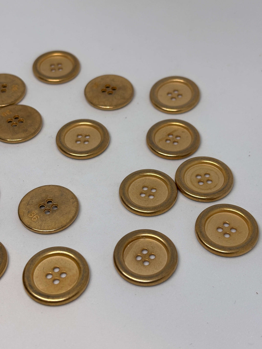 Botón M53996 oro de 4 agujeros con acabado brillante, ideal para camisas y blazers. button
