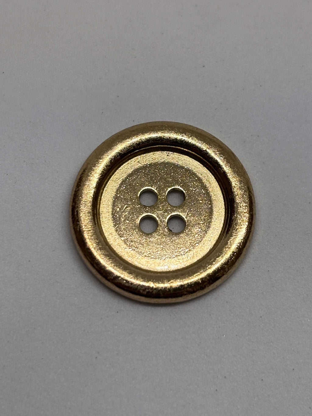 Botón M54418 de metal acabado oro con 4 agujeros y diseño clásico para sastrería moderna. button