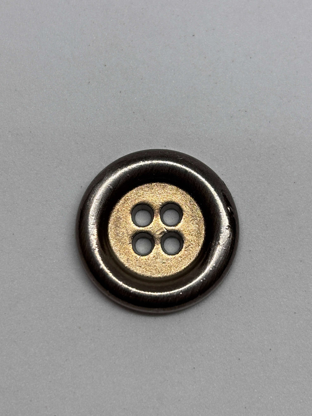 Botón M54418 de metal acabado oro con 4 agujeros y diseño clásico para sastrería moderna. button