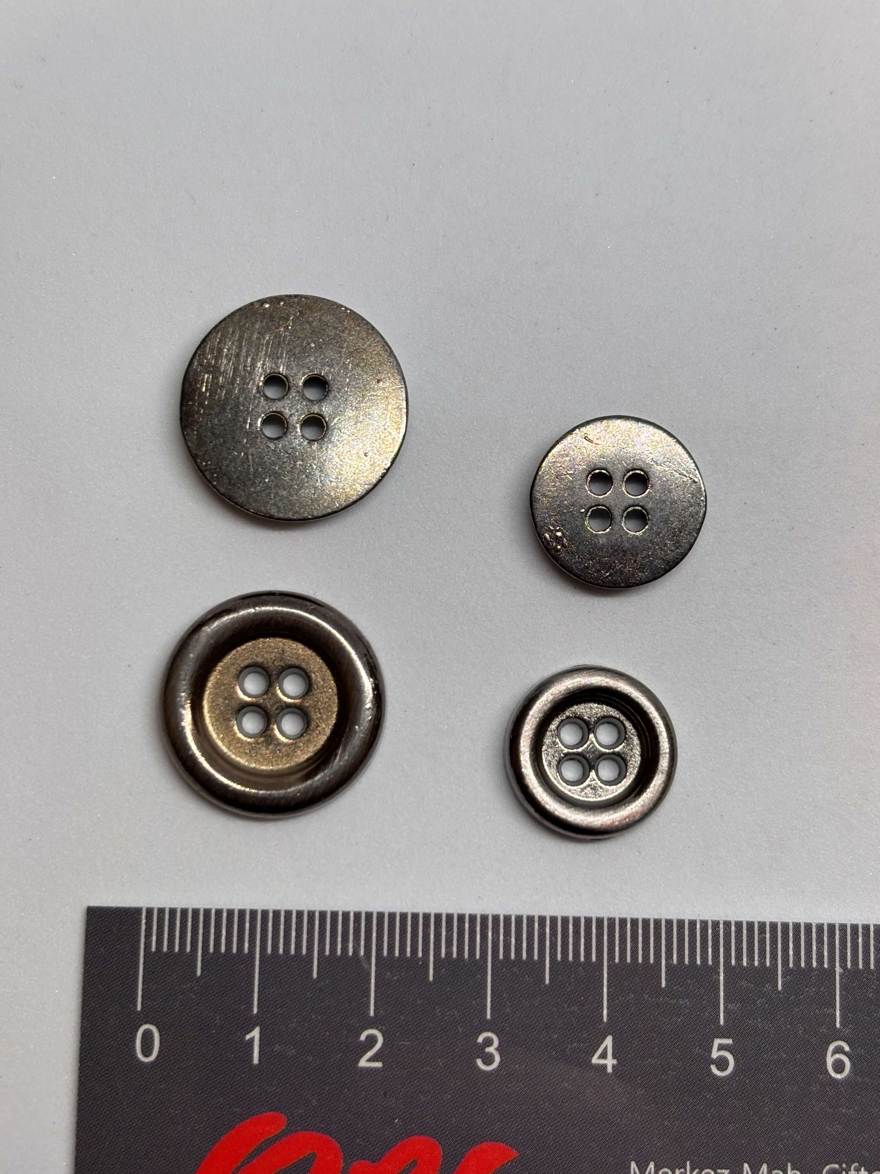 Botón M54418 de metal acabado oro con 4 agujeros y diseño clásico para sastrería moderna. button