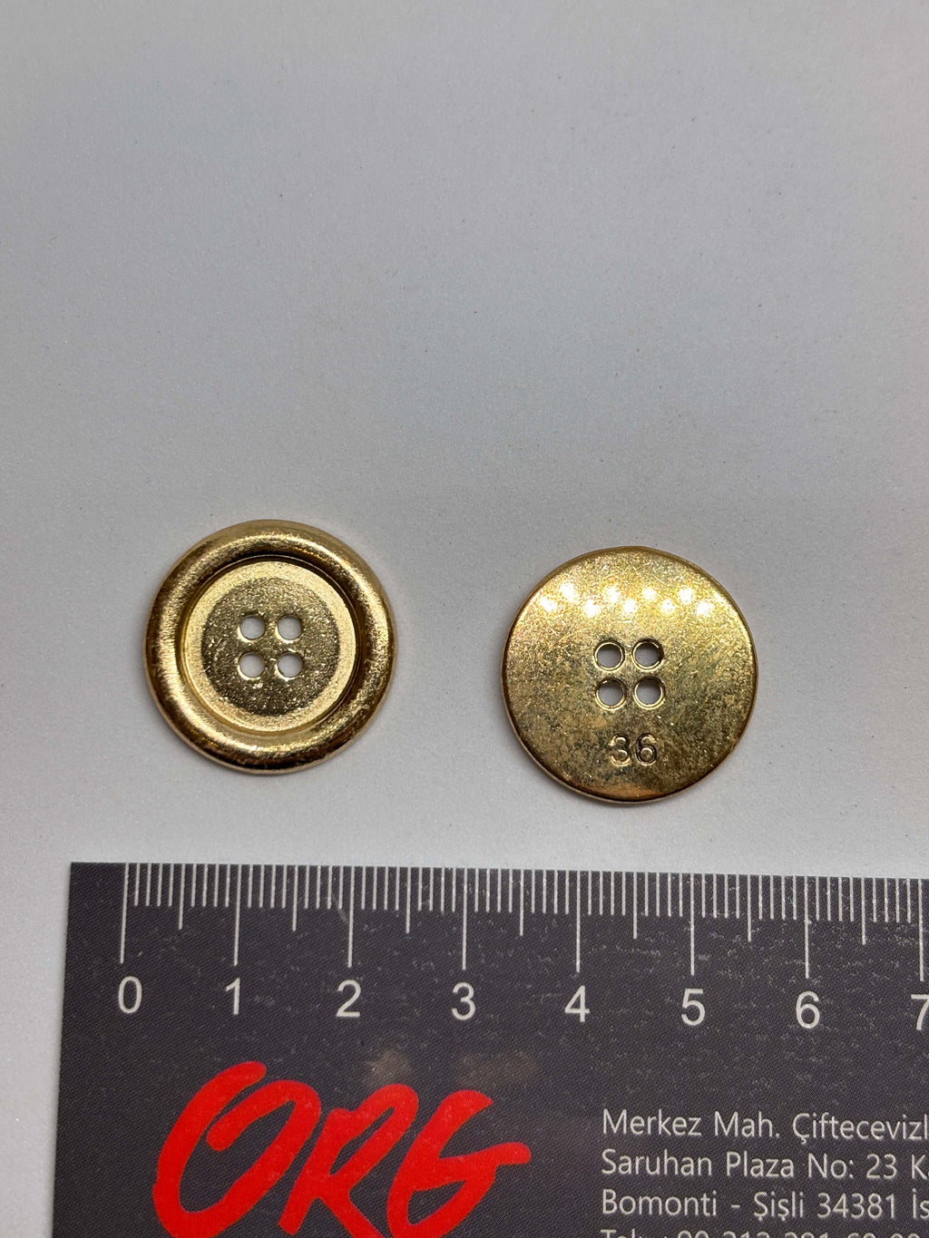 Botón M54418 de metal acabado oro con 4 agujeros y diseño clásico para sastrería moderna. button