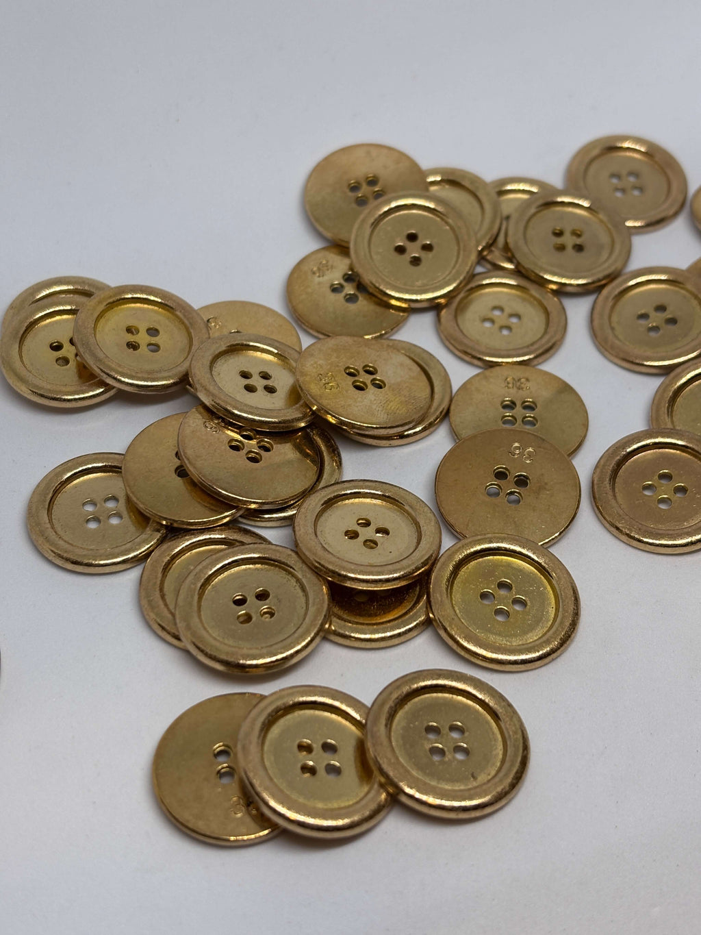 Botón M54418 de metal acabado oro con 4 agujeros y diseño clásico para sastrería moderna. button