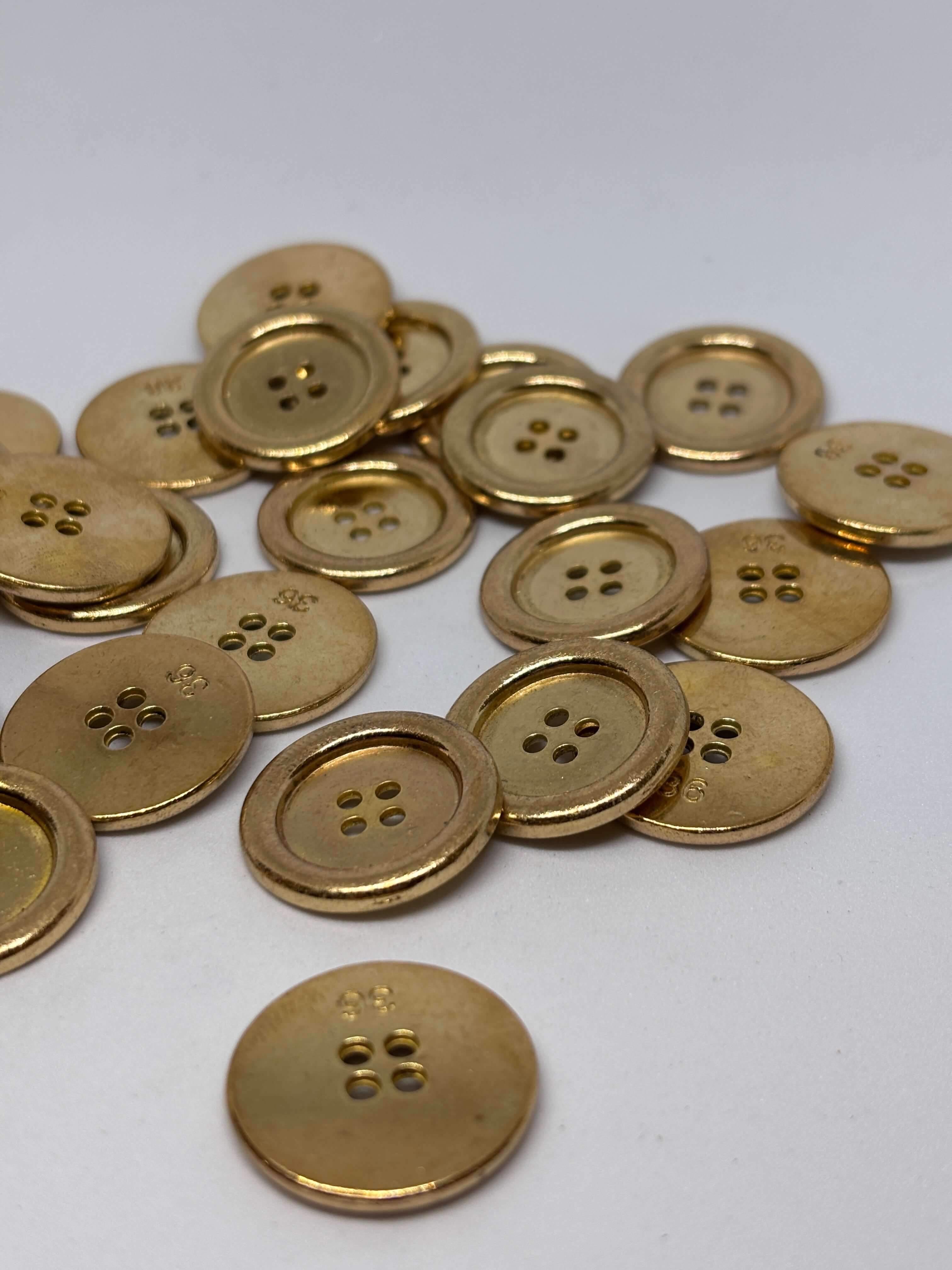 Botón M54418 de metal acabado oro con 4 agujeros y diseño clásico para sastrería moderna. button