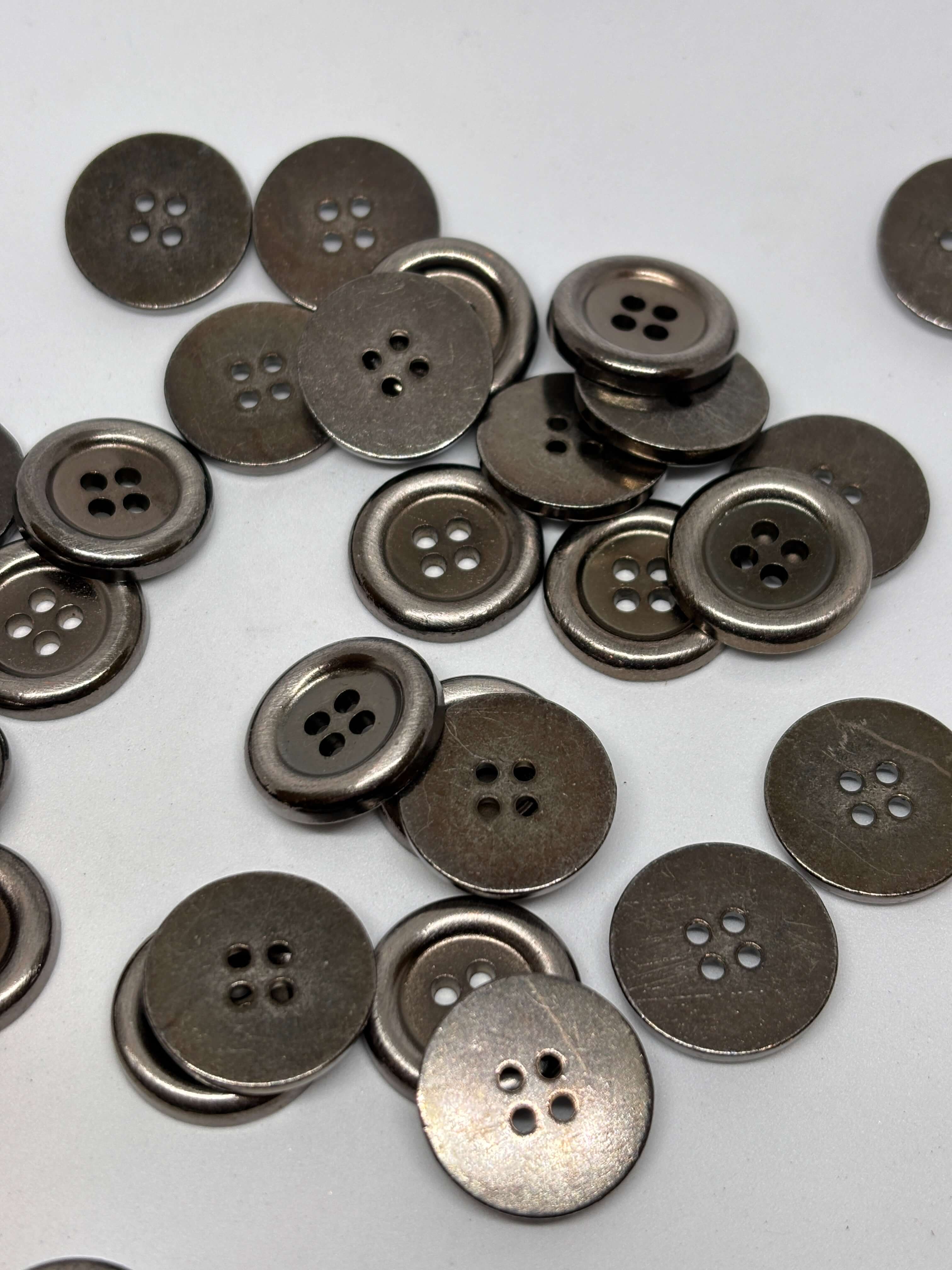 Botón M54418 de metal acabado oro con 4 agujeros y diseño clásico para sastrería moderna. button