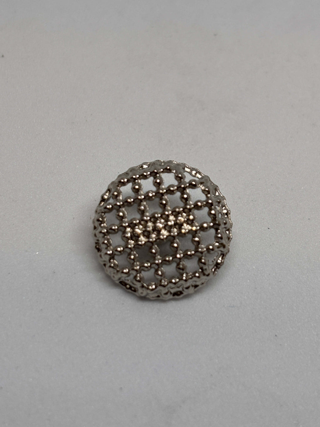 Botón M55024 en latón antiguo y plata, diseño rejilla perlada de 15mm, elegante y texturizado. button