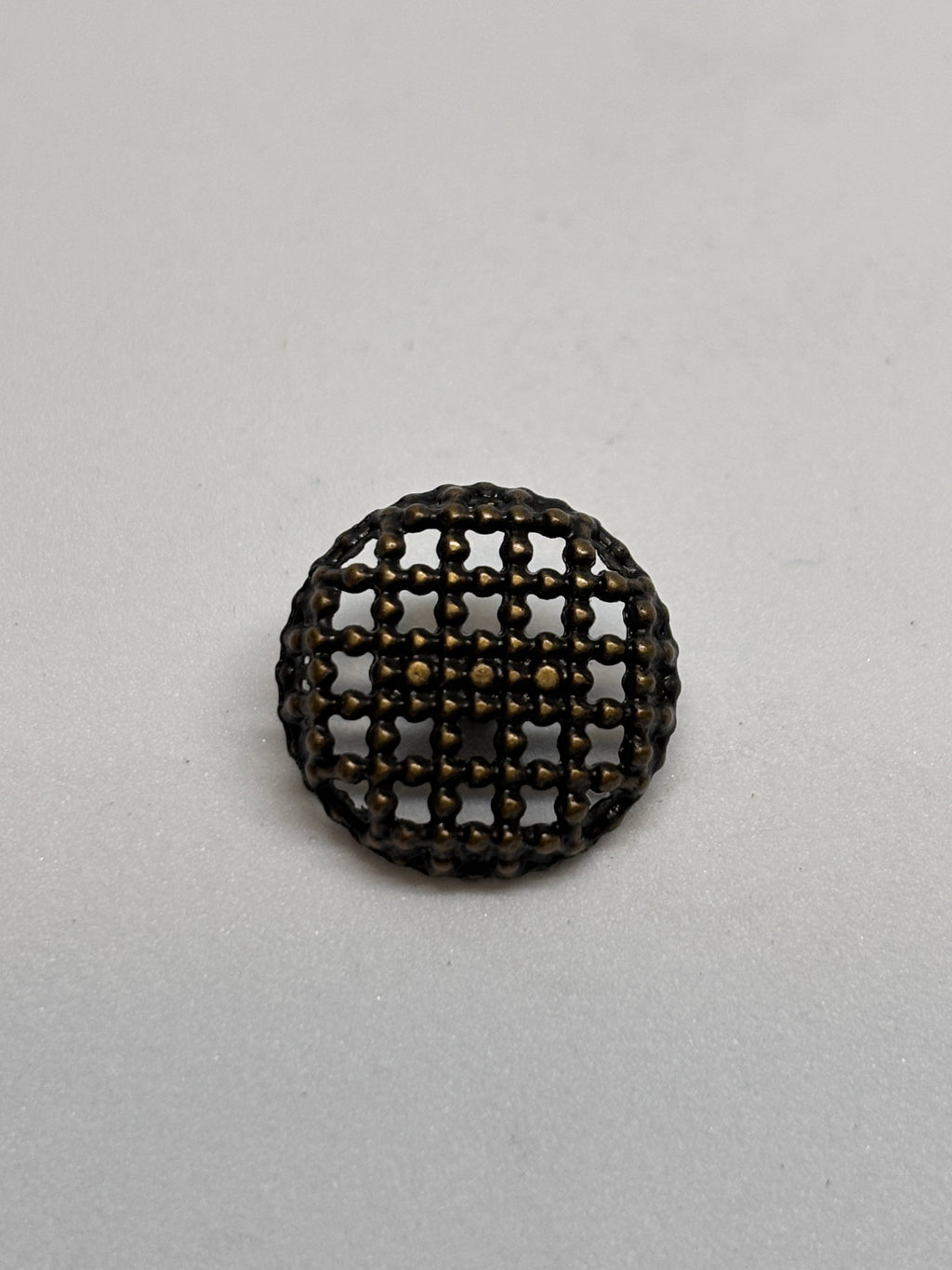 Botón M55024 en latón antiguo y plata, diseño rejilla perlada de 15mm, elegante y texturizado. button