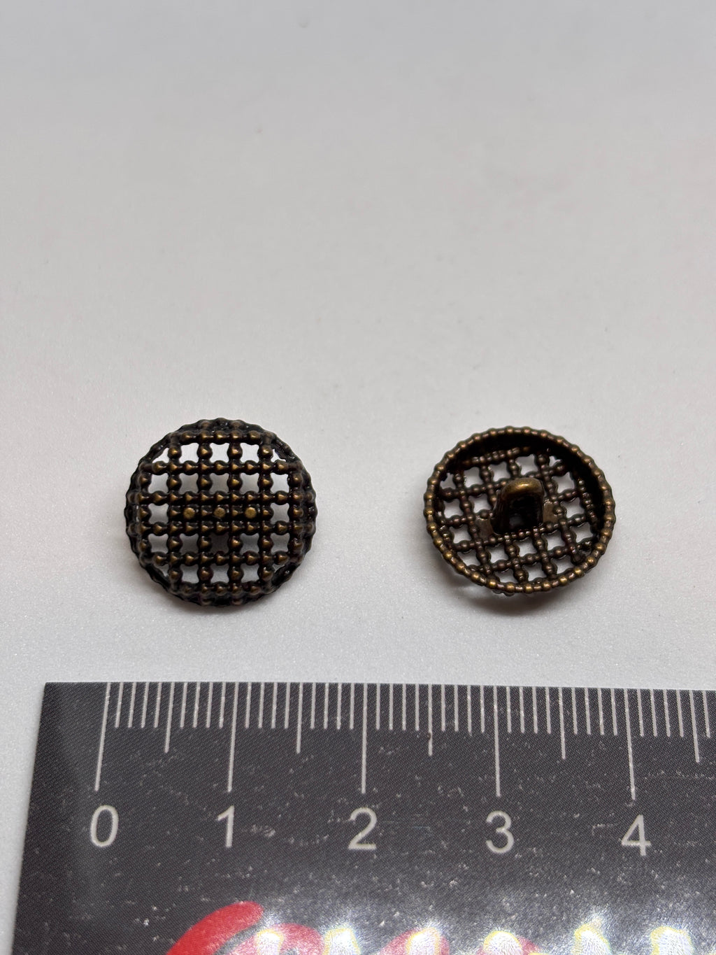 Botón M55024 en latón antiguo y plata, diseño rejilla perlada de 15mm, elegante y texturizado. button