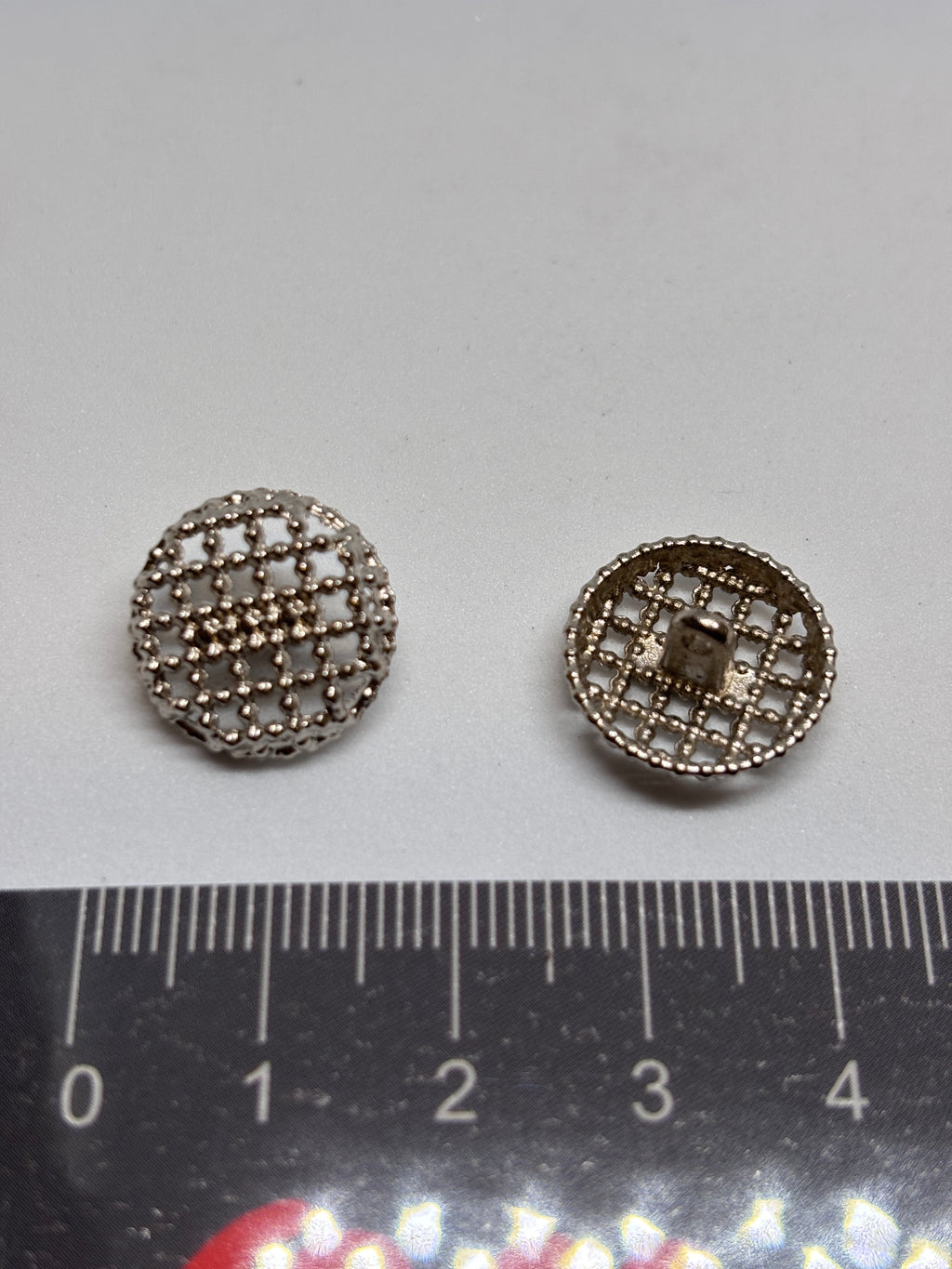 Botón M55024 en latón antiguo y plata, diseño rejilla perlada de 15mm, elegante y texturizado. button