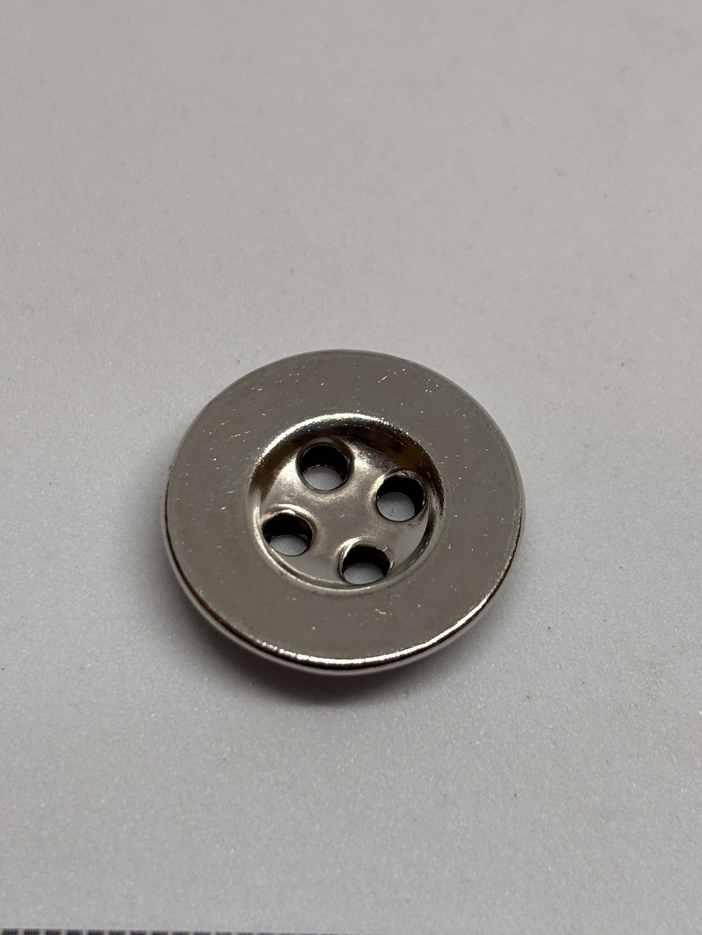 Botón M55946 plata de 4 agujeros 20mm con diseño redondo clásico y acabado pulido brillante. button