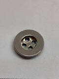 Botón M55946 plata de 4 agujeros 20mm con diseño redondo clásico y acabado pulido brillante. button