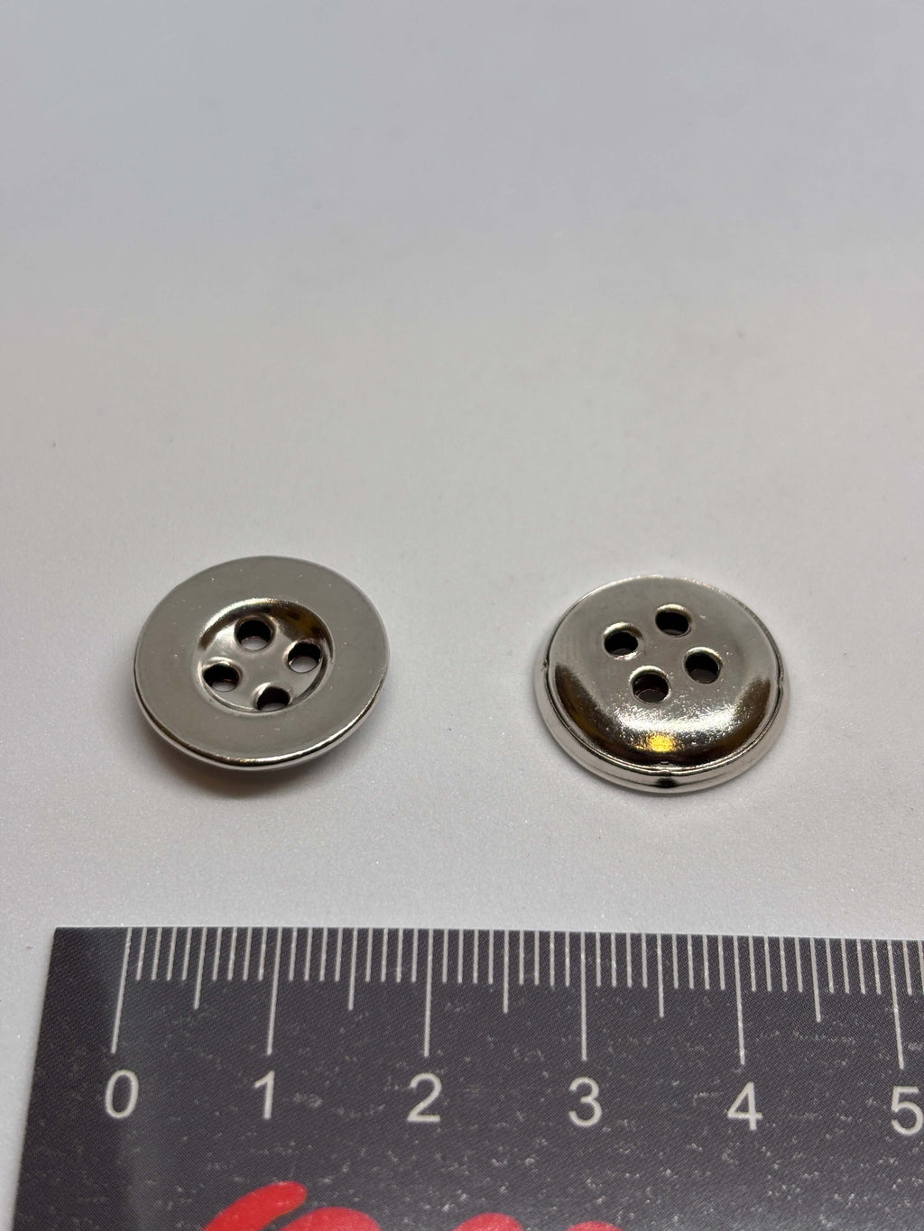 Botón M55946 plata de 4 agujeros 20mm con diseño redondo clásico y acabado pulido brillante. button