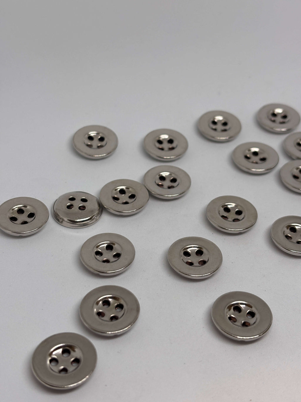 Botón M55946 plata de 4 agujeros 20mm con diseño redondo clásico y acabado pulido brillante. button