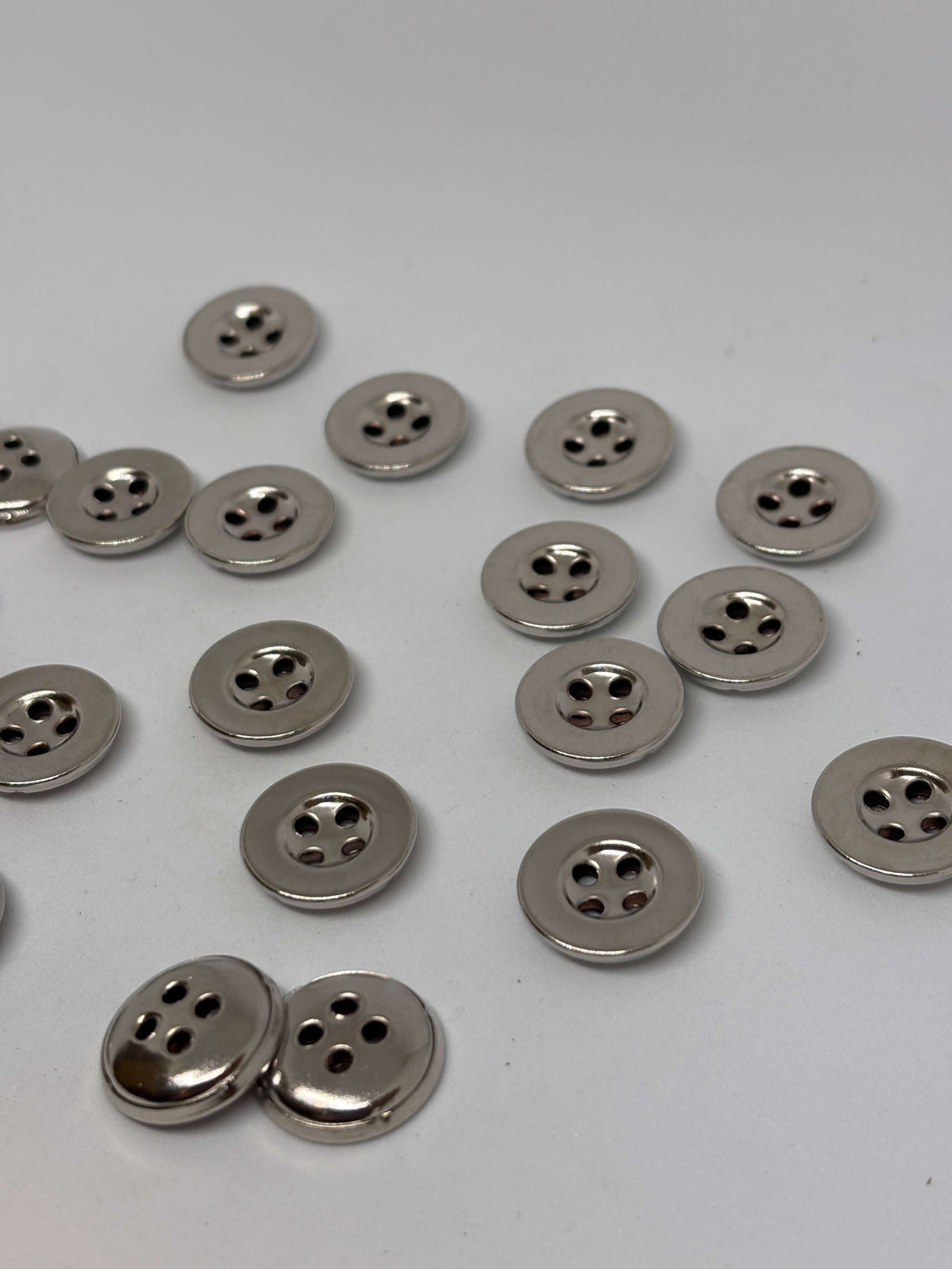 Botón M55946 plata de 4 agujeros 20mm con diseño redondo clásico y acabado pulido brillante. button