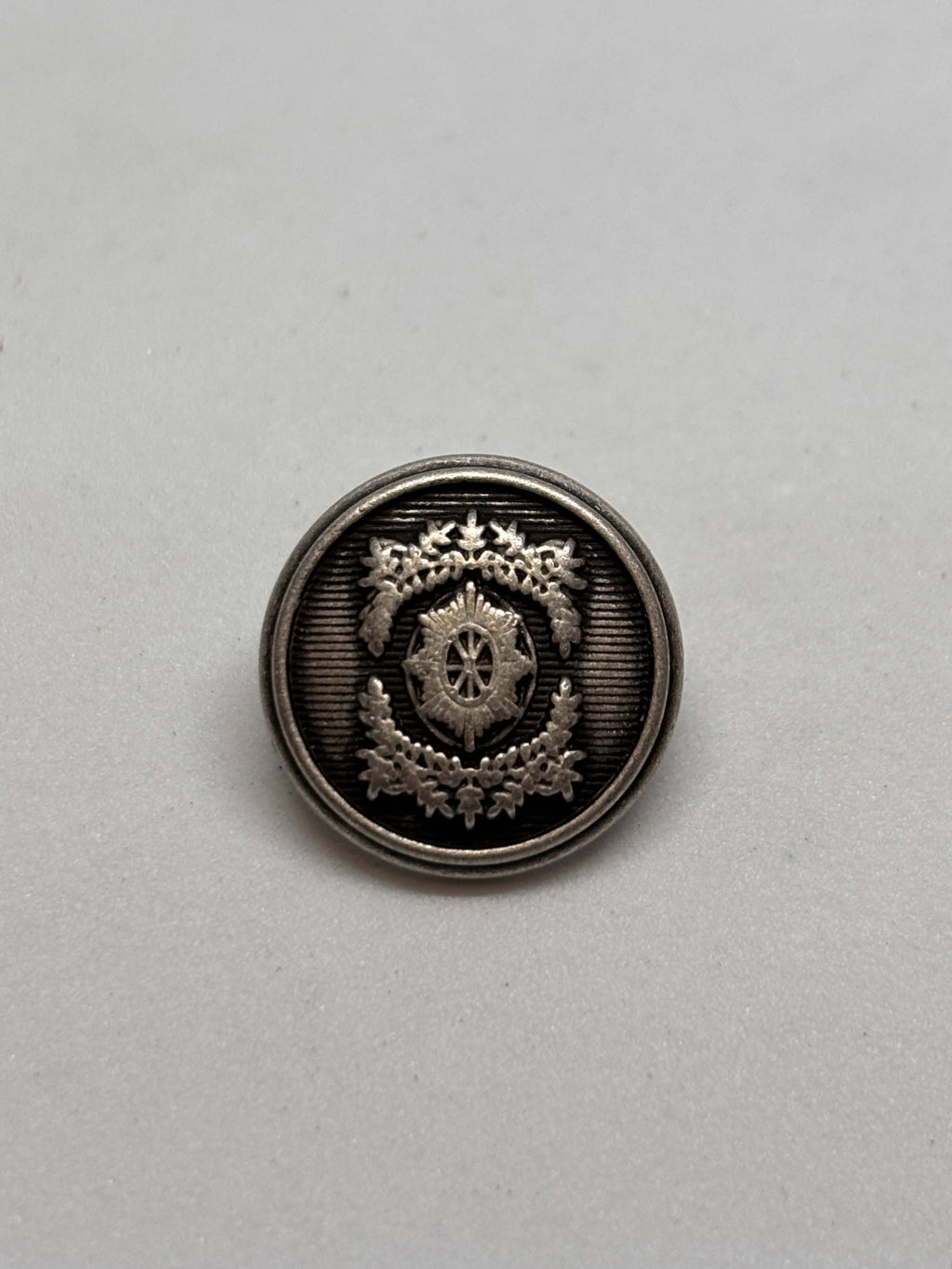 Botón M6161 de vástago en plata antiguo con diseño de cresta heráldica adornado, tamaño 15 mm. button