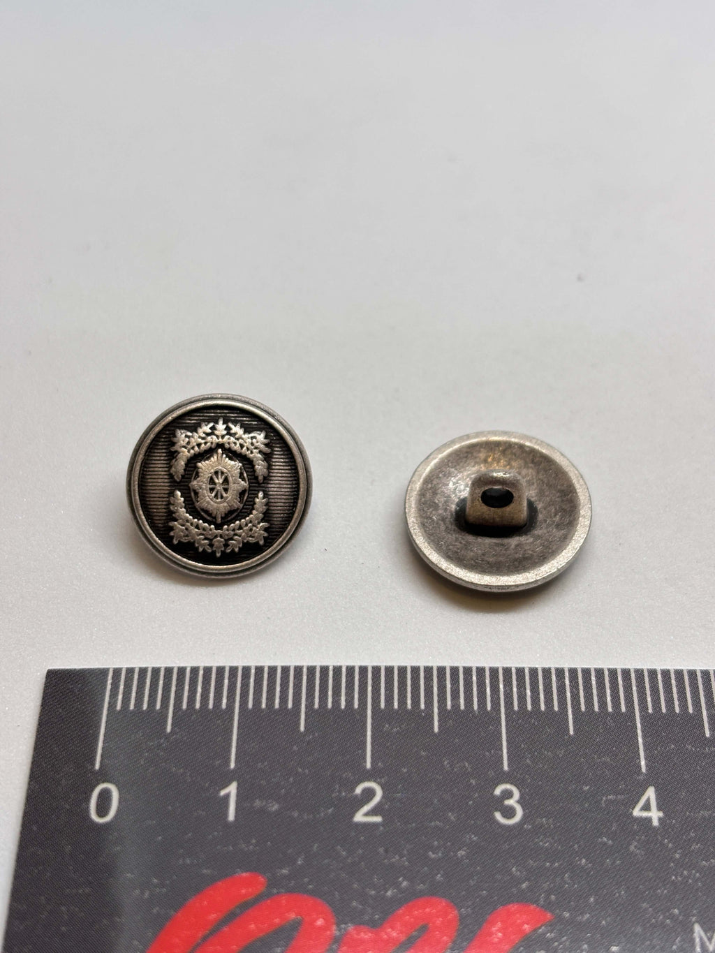 Botón M6161 de vástago en plata antiguo con diseño de cresta heráldica adornado, tamaño 15 mm. button