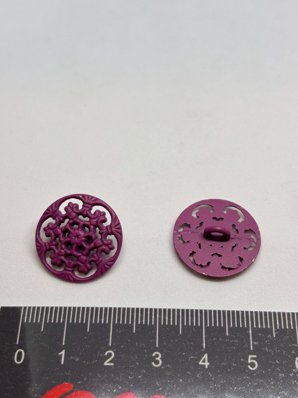 Botón M810 de vástago fucsia de 20mm con encaje filigrana y diseño floral, ideal para detalles en prendas. button