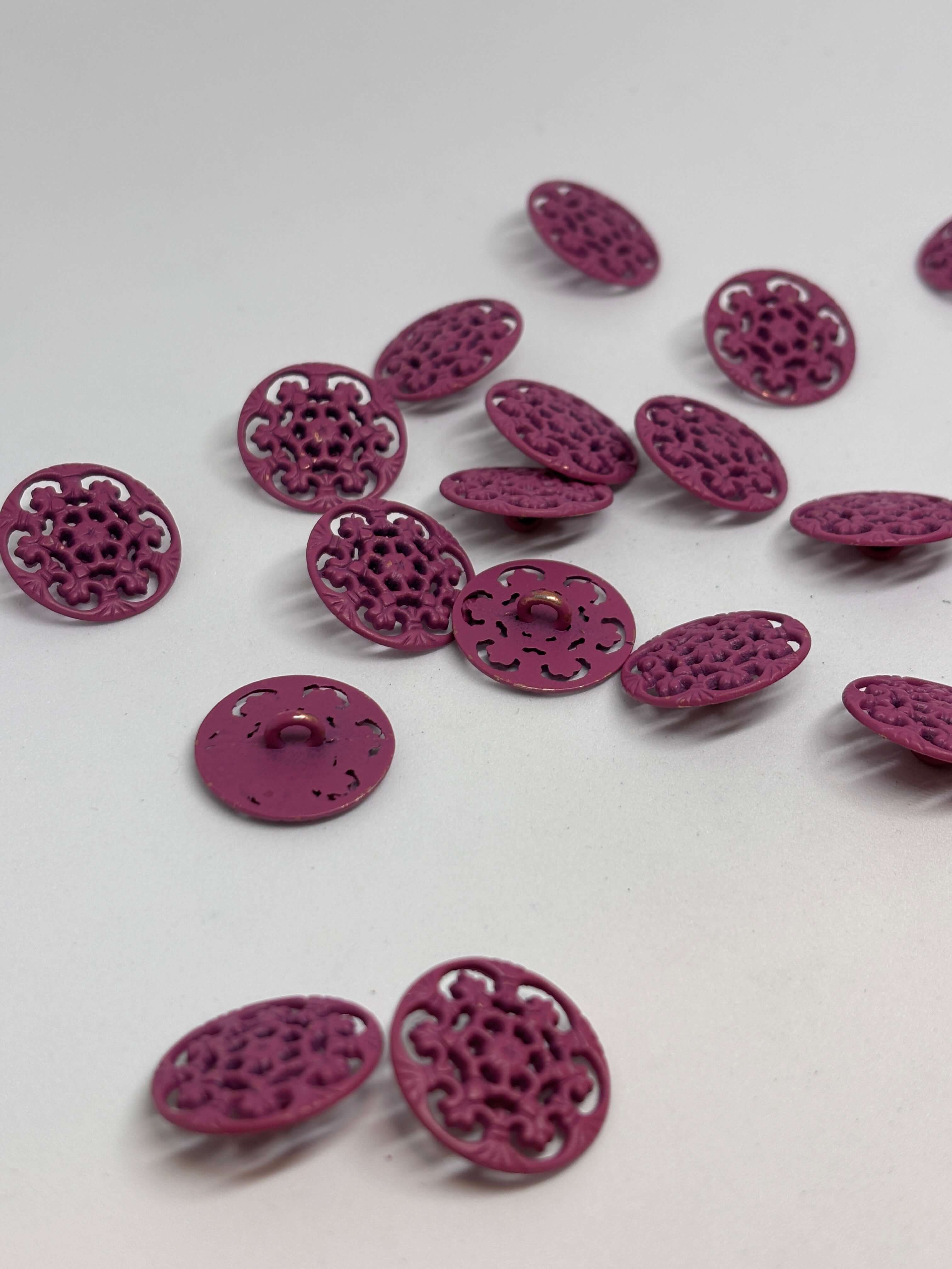 Botón M810 de vástago fucsia de 20mm con encaje filigrana y diseño floral, ideal para detalles en prendas. button