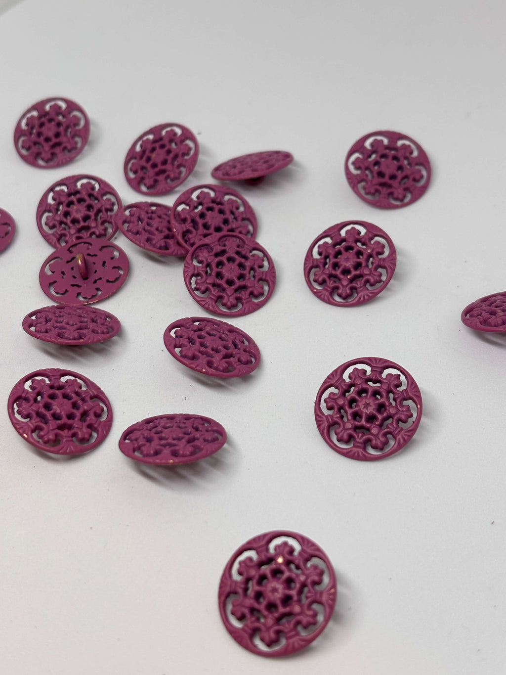Botón M810 de vástago fucsia de 20mm con encaje filigrana y diseño floral, ideal para detalles en prendas. button