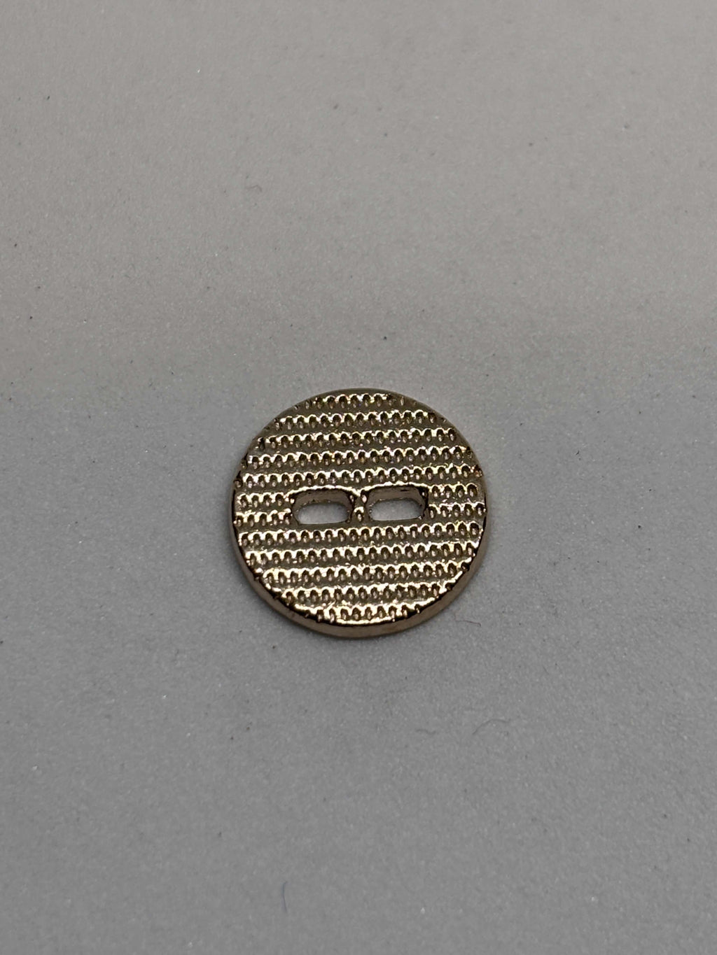 Botón MC4038 Oro/Níquel 2 Agujeros 11mm de metal con diseño minimalista y elegante para camisas y blusas. button