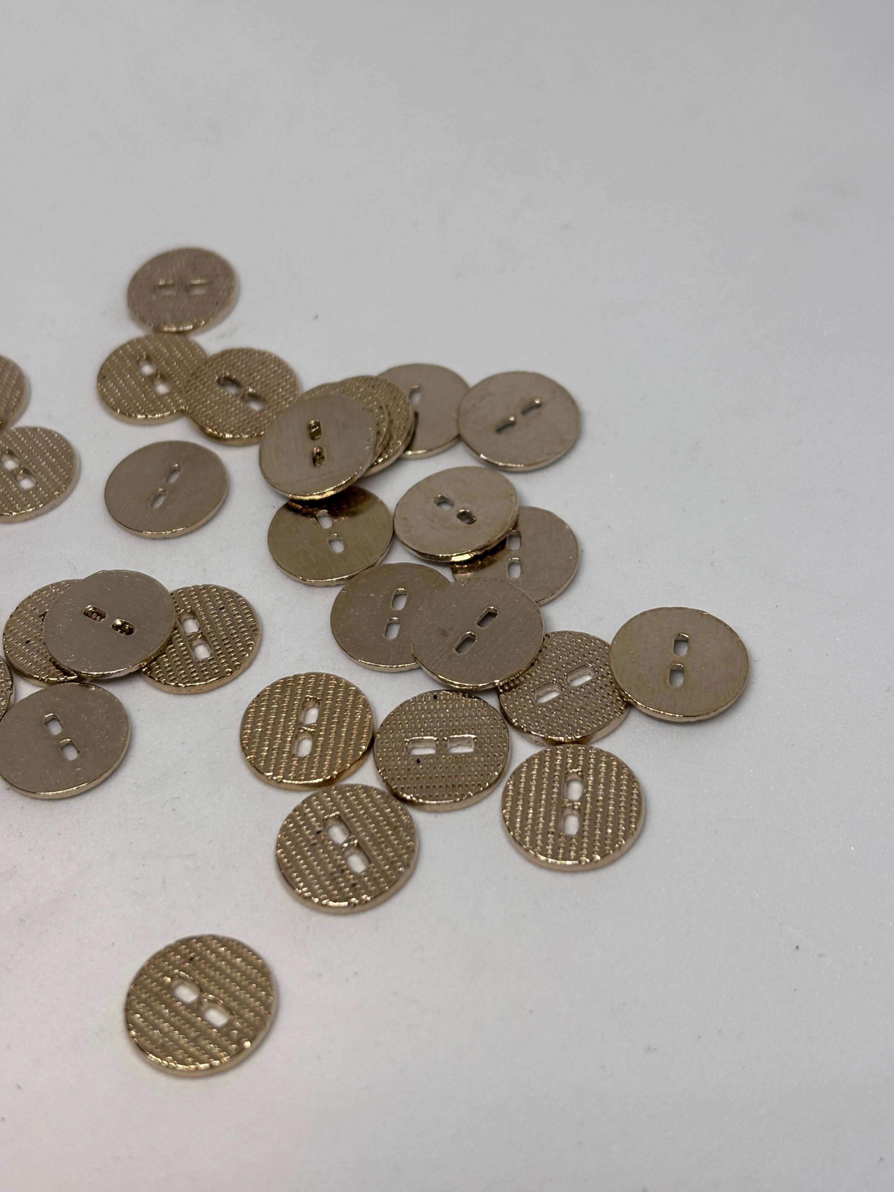 Botón MC4038 Oro/Níquel 2 Agujeros 11mm de metal con diseño minimalista y elegante para camisas y blusas. button