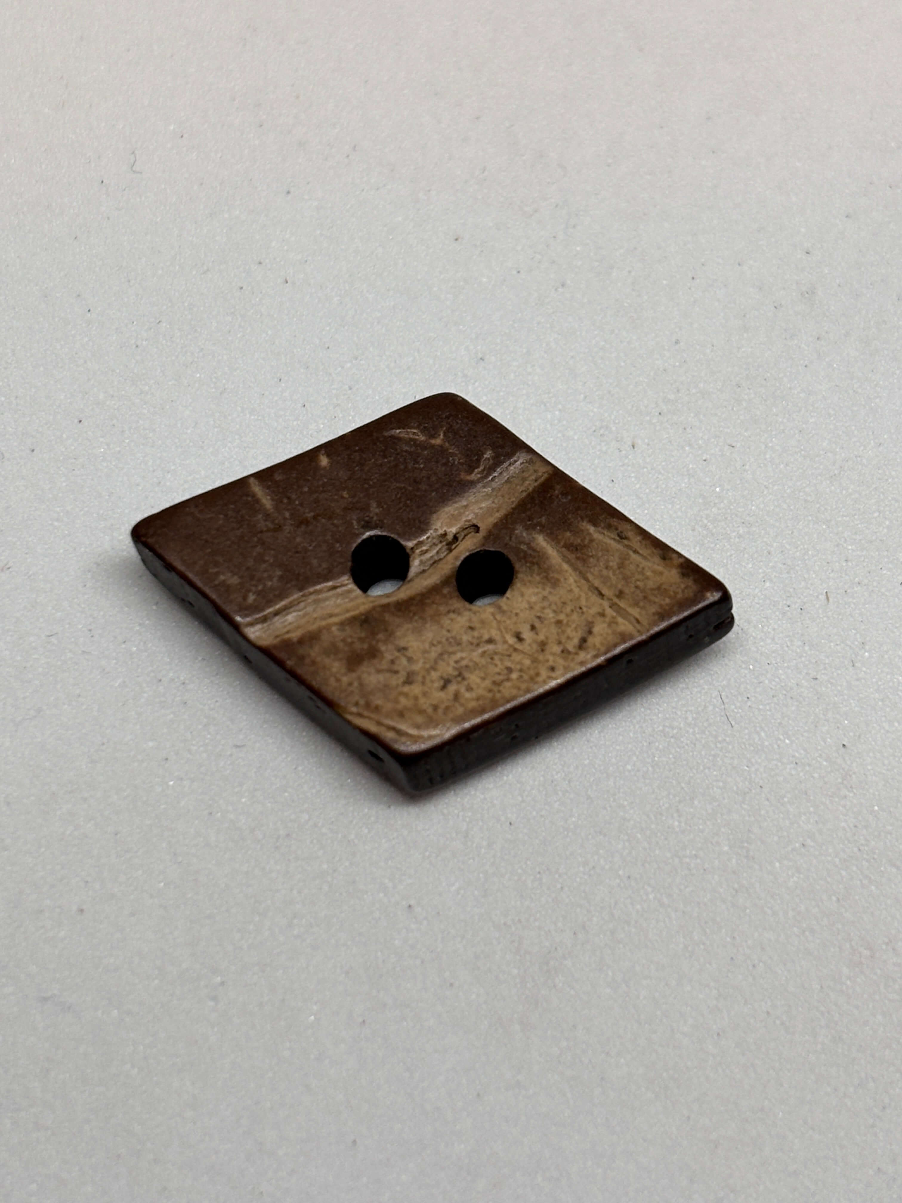 Botón NH55 de coco natural cuadrado de 2 agujeros de 15mm, acabado texturizado orgánico en color marrón. button