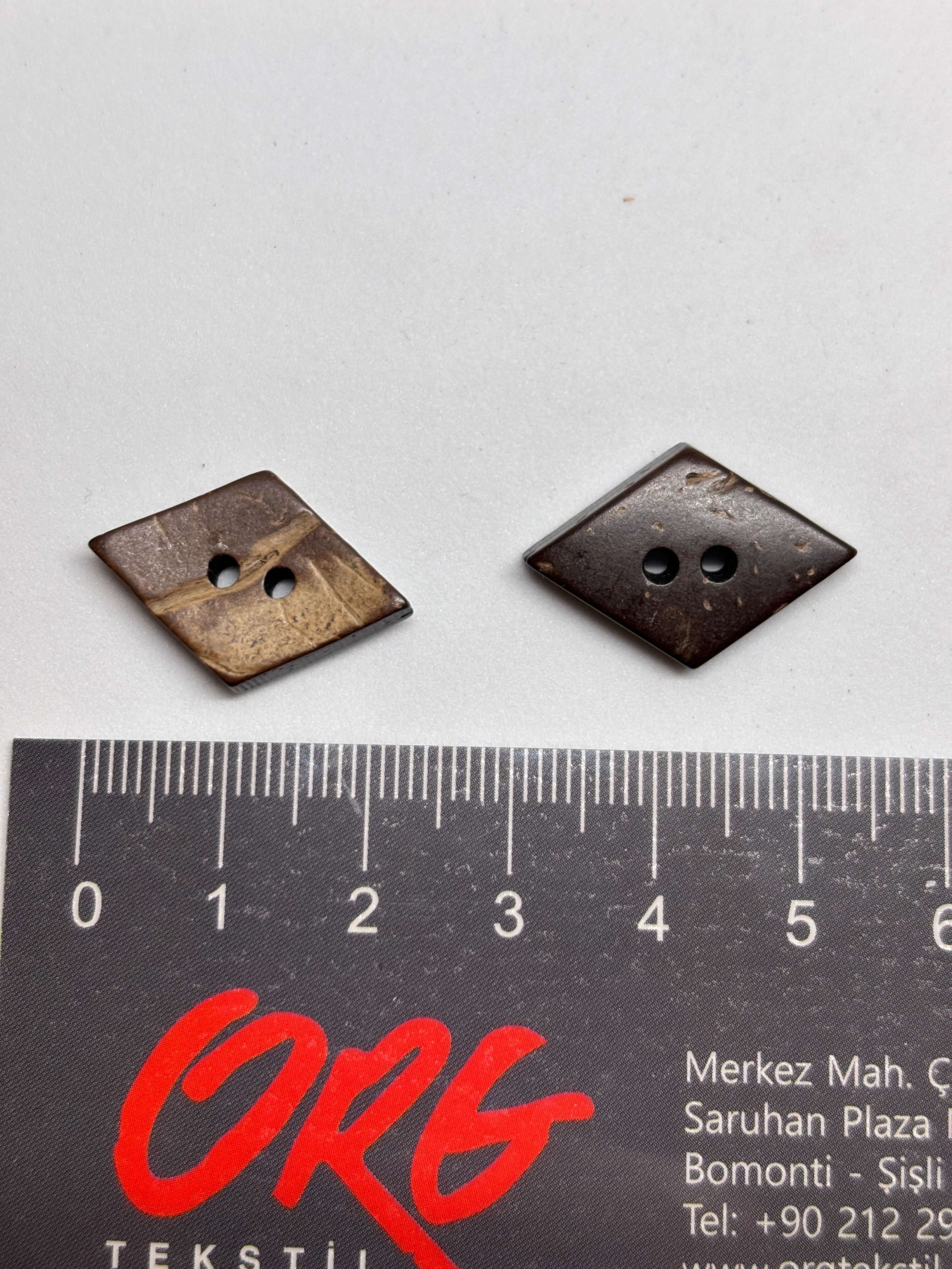 Botón NH55 de coco natural cuadrado de 2 agujeros de 15mm, acabado texturizado orgánico en color marrón. button