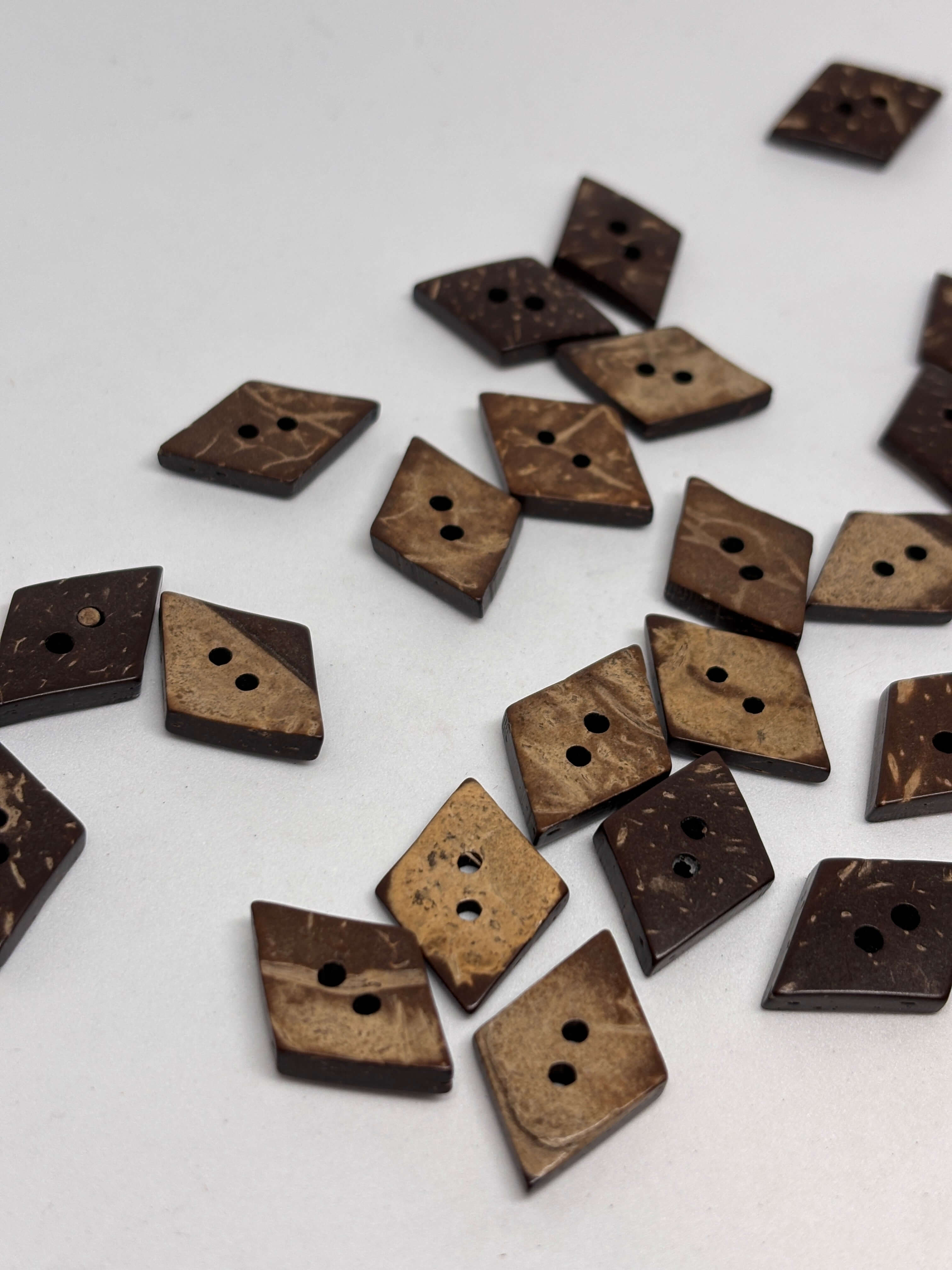 Botón NH55 de coco natural cuadrado de 2 agujeros de 15mm, acabado texturizado orgánico en color marrón. button