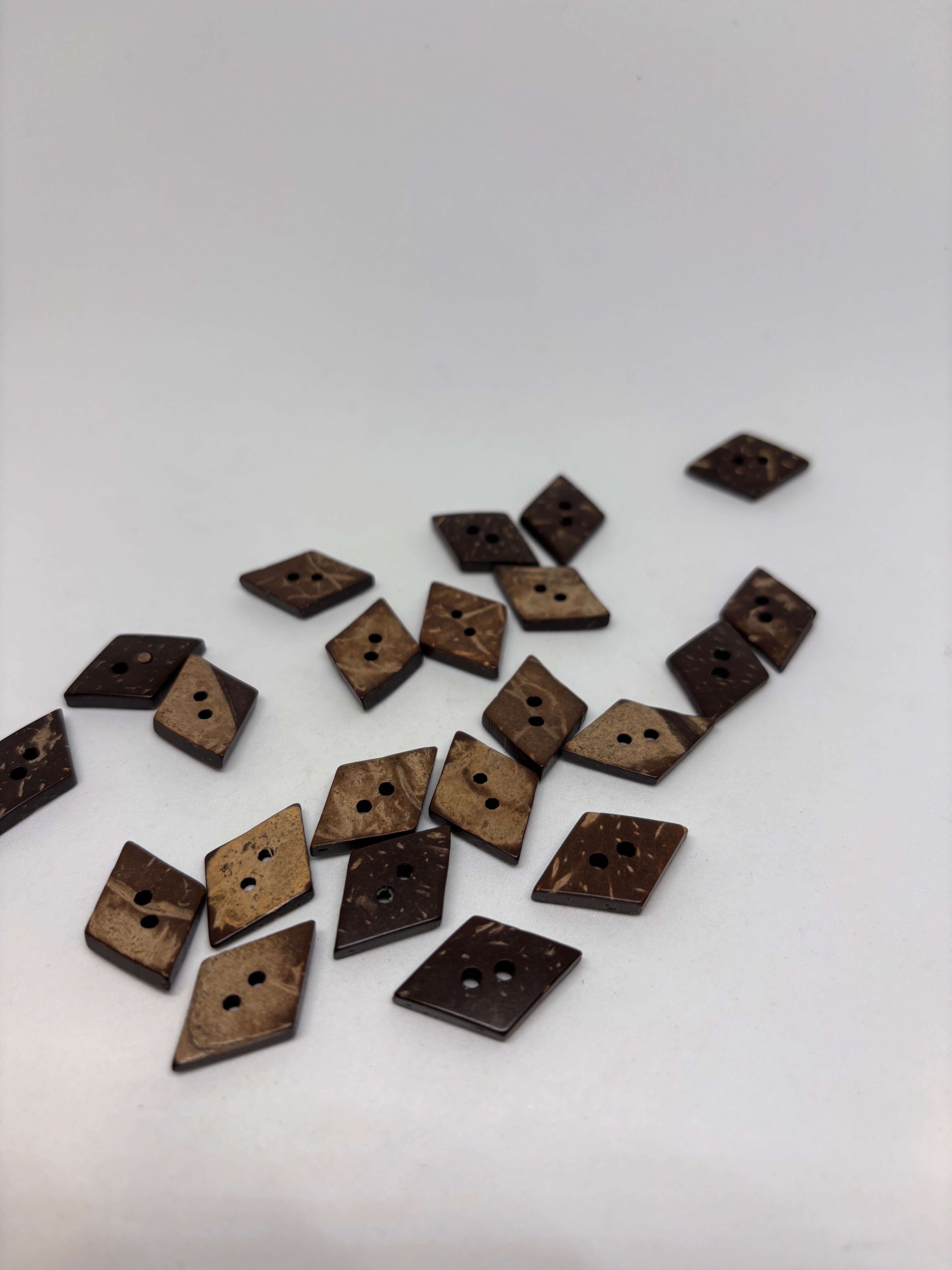 Botón NH55 de coco natural cuadrado de 2 agujeros de 15mm, acabado texturizado orgánico en color marrón. button