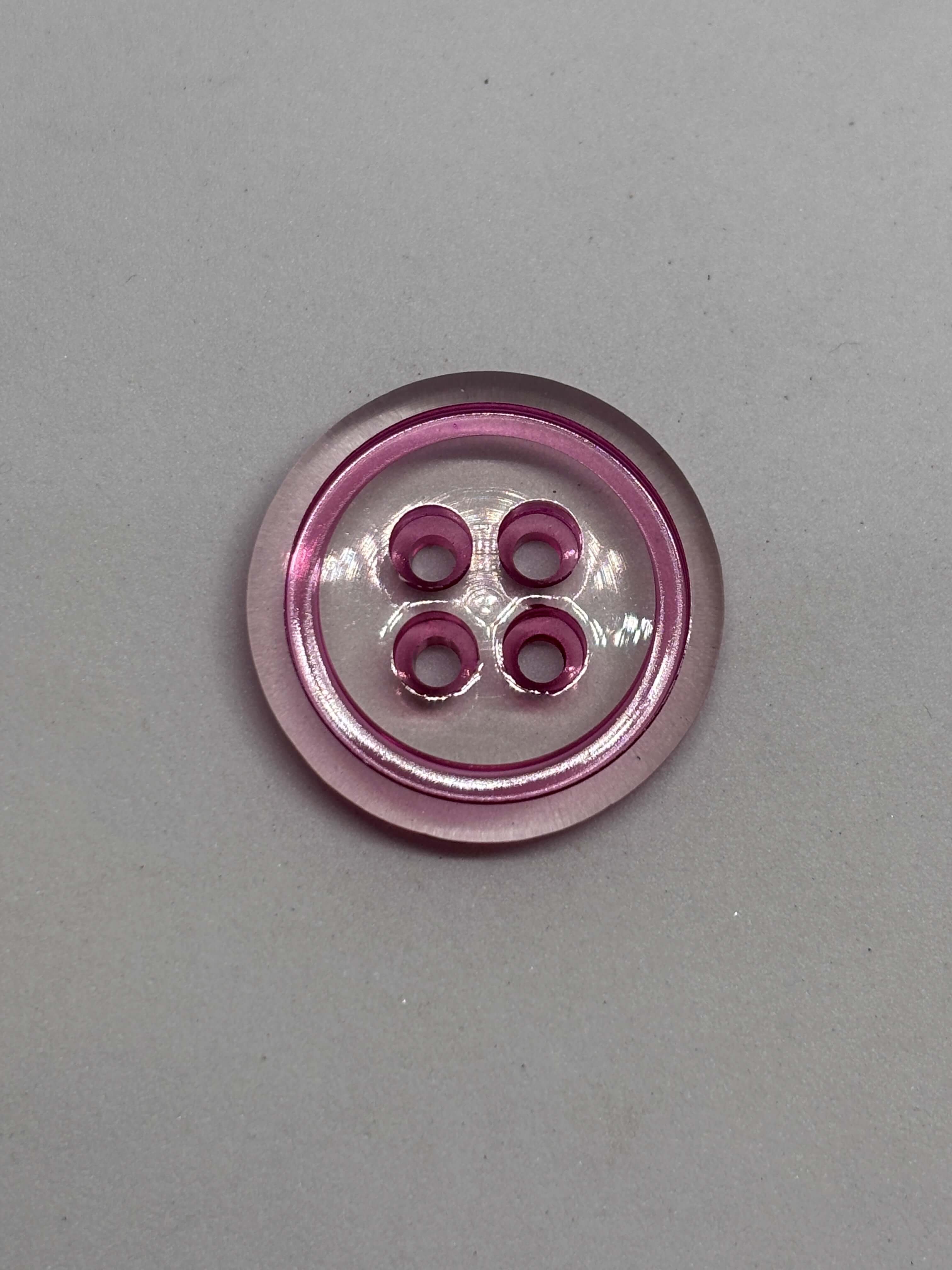 Botón P21031 de poliéster translúcido brillante color fucsia de 4 agujeros, tamaño de 18-22mm. button